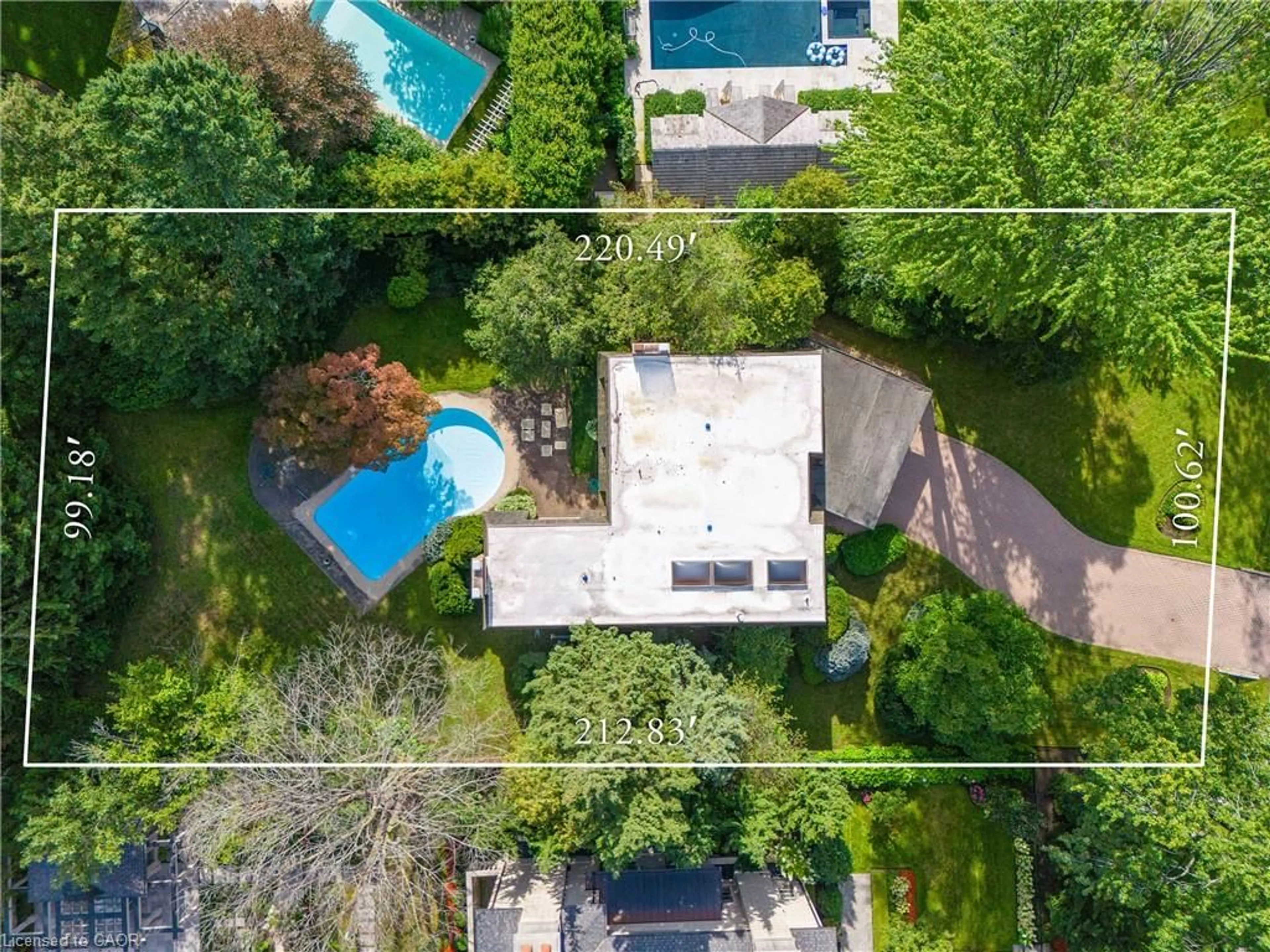 A pic from outside/outdoor area/front of a property/back of a property/a pic from drone, unknown for 16 Colonial Cres, Oakville Ontario L6J 4K9
