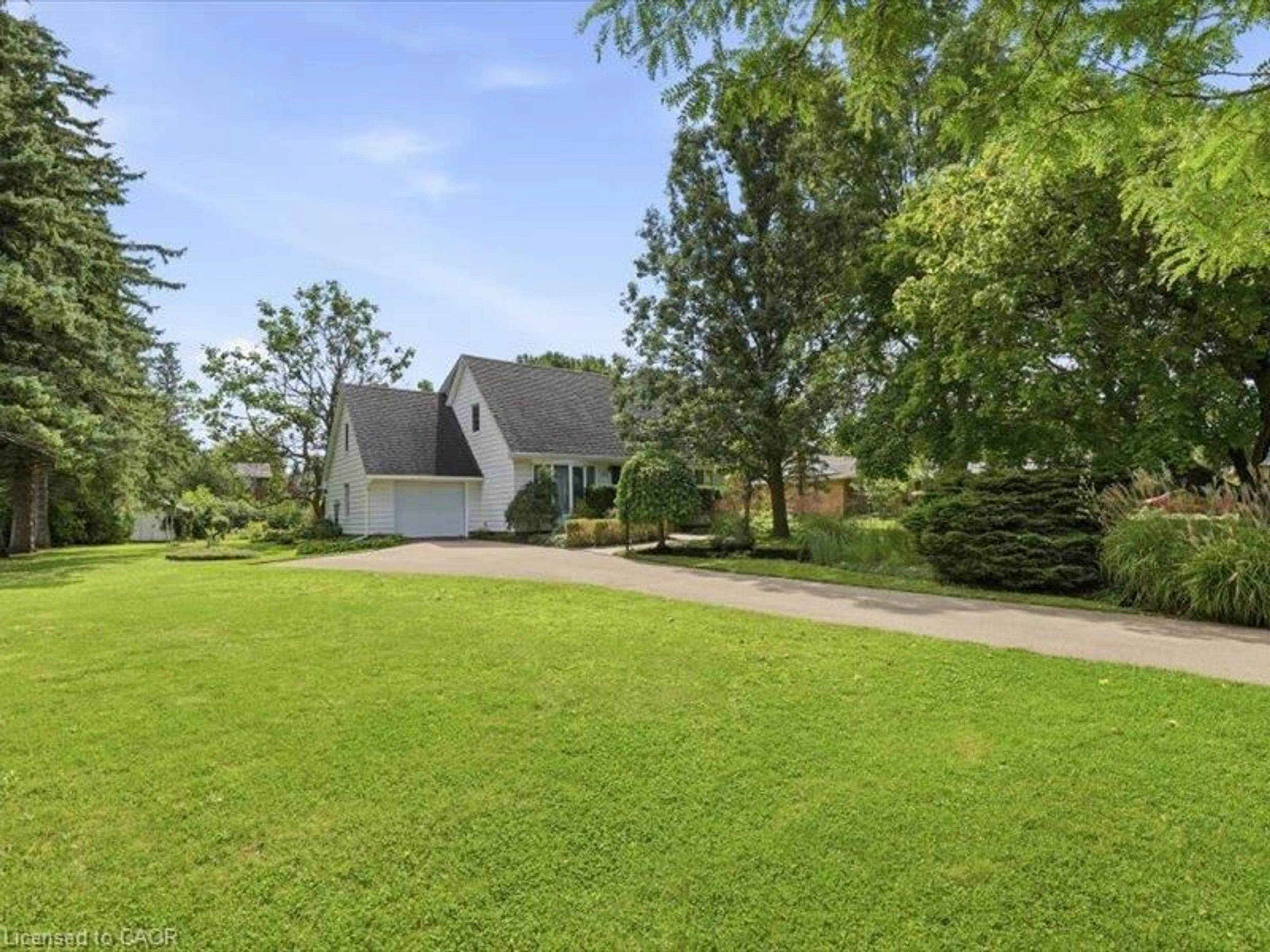A pic from outside/outdoor area/front of a property/back of a property/a pic from drone, street for 419 Forestlawn Rd, Waterloo Ontario N2K 2J5