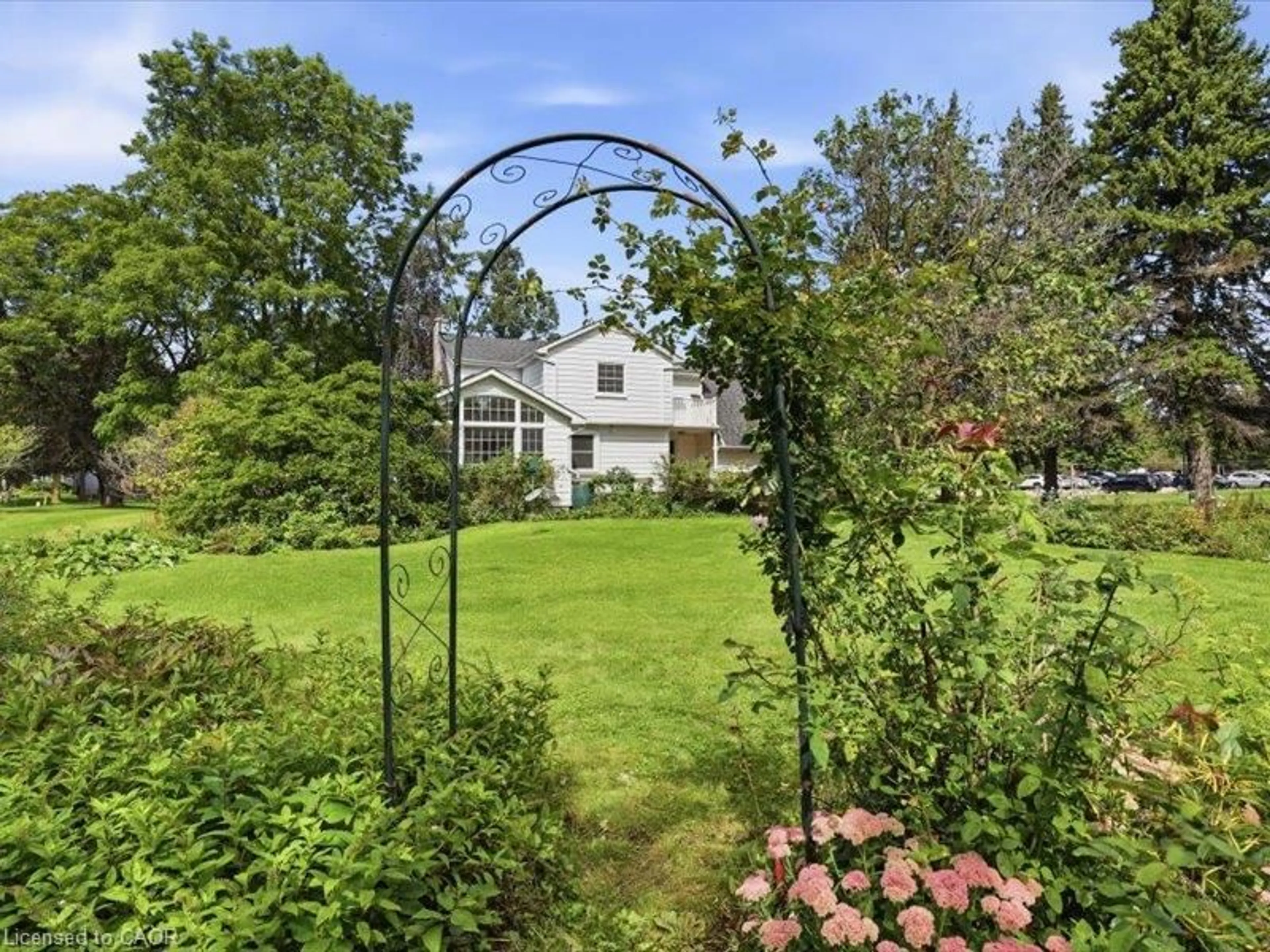 A pic from outside/outdoor area/front of a property/back of a property/a pic from drone, unknown for 419 Forestlawn Rd, Waterloo Ontario N2K 2J5