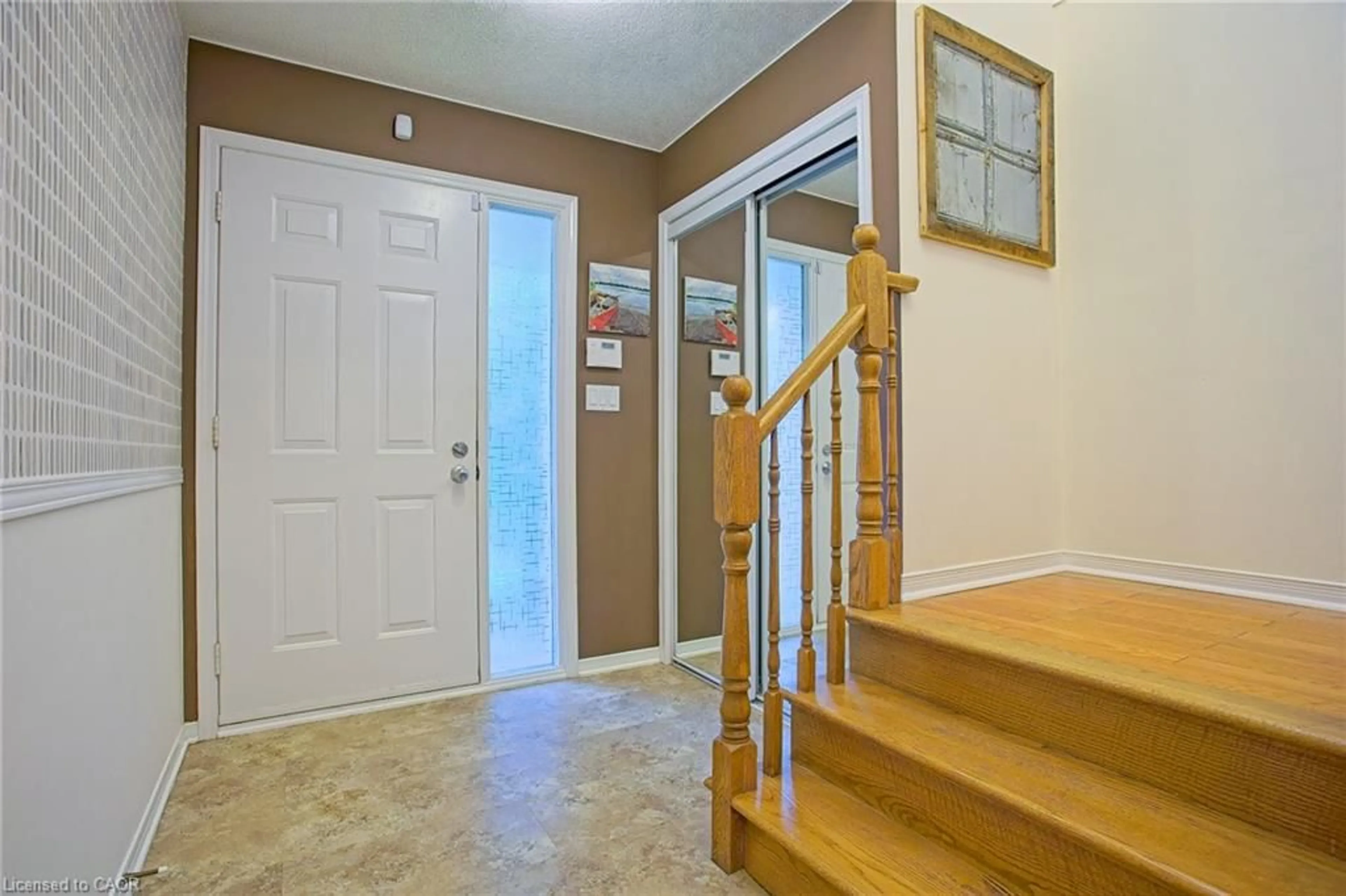 Indoor foyer for 28 Maria St, St. Catharines Ontario L2S 3Y3