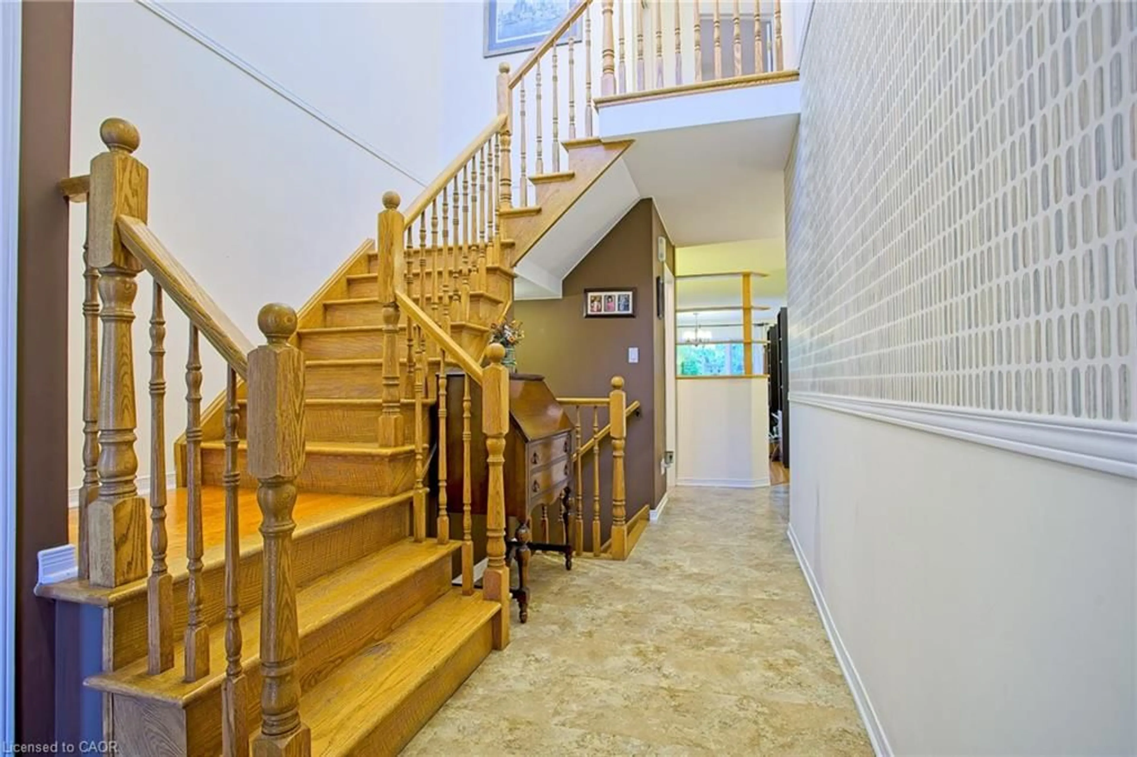 Indoor foyer for 28 Maria St, St. Catharines Ontario L2S 3Y3
