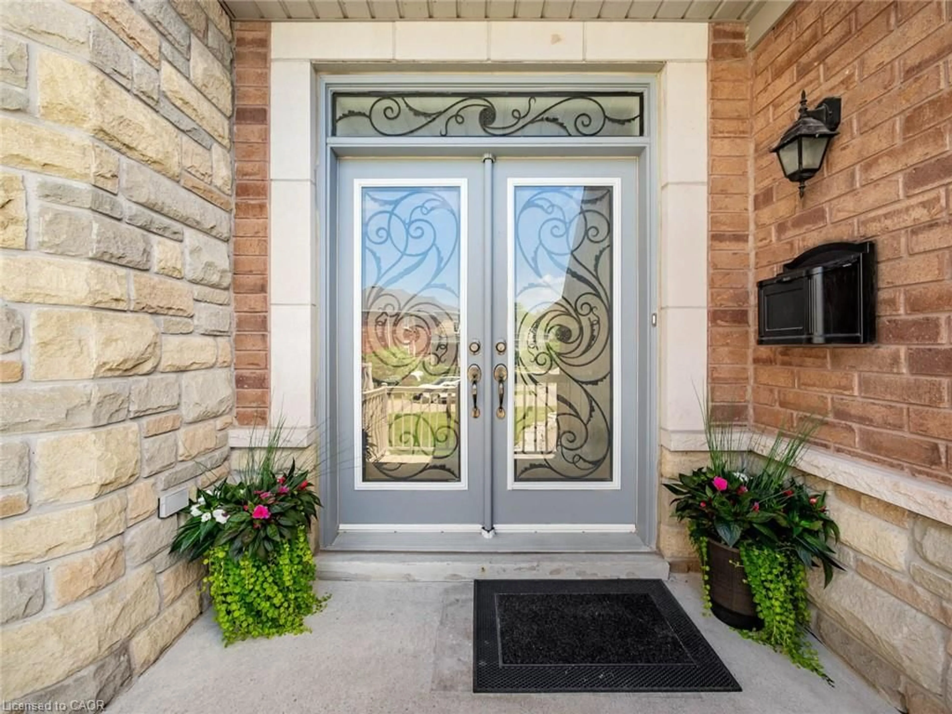 Indoor entryway for 655 Kozel Crt, Mississauga Ontario L4Z 4E4
