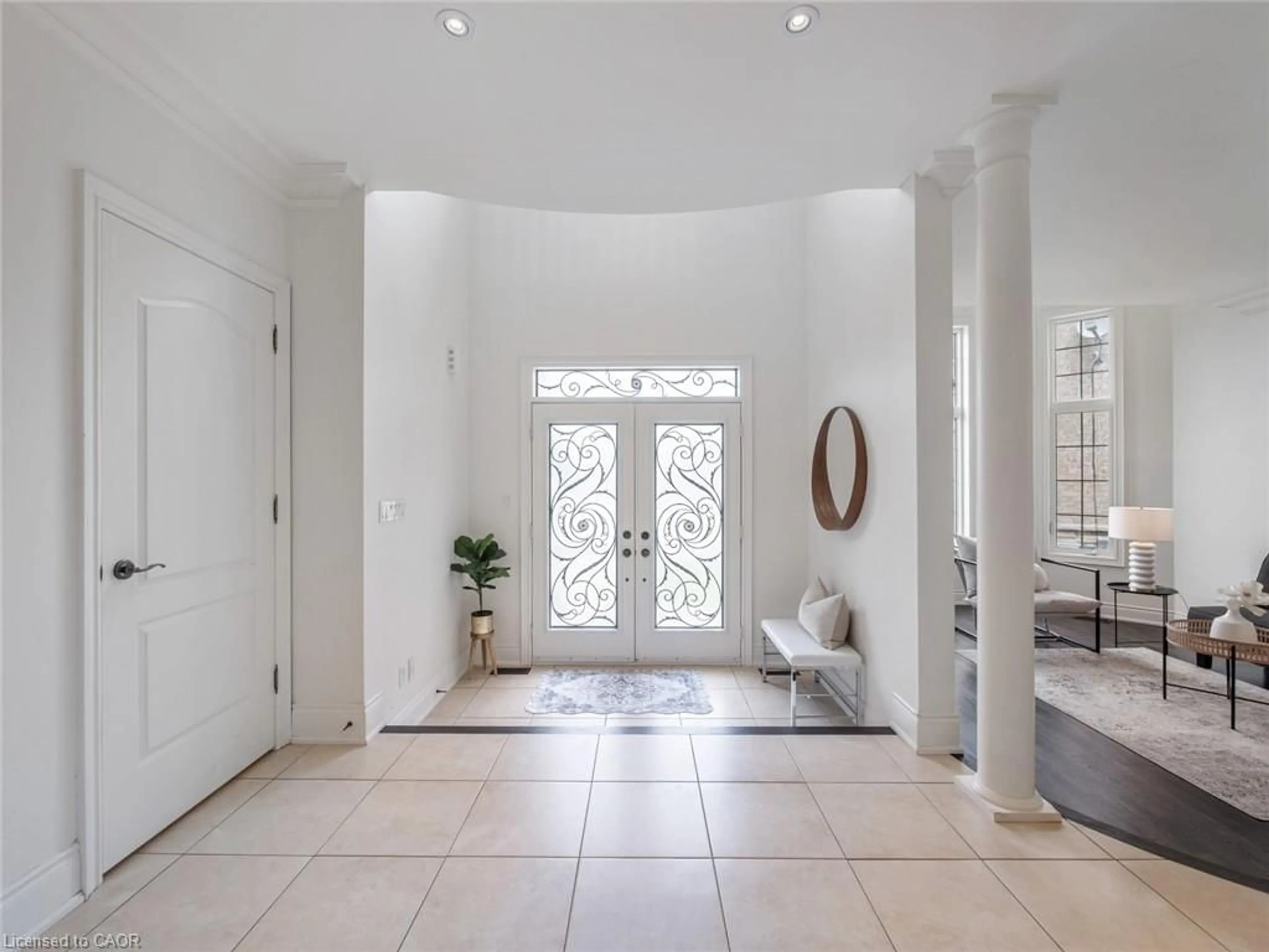 Indoor entryway for 655 Kozel Crt, Mississauga Ontario L4Z 4E4