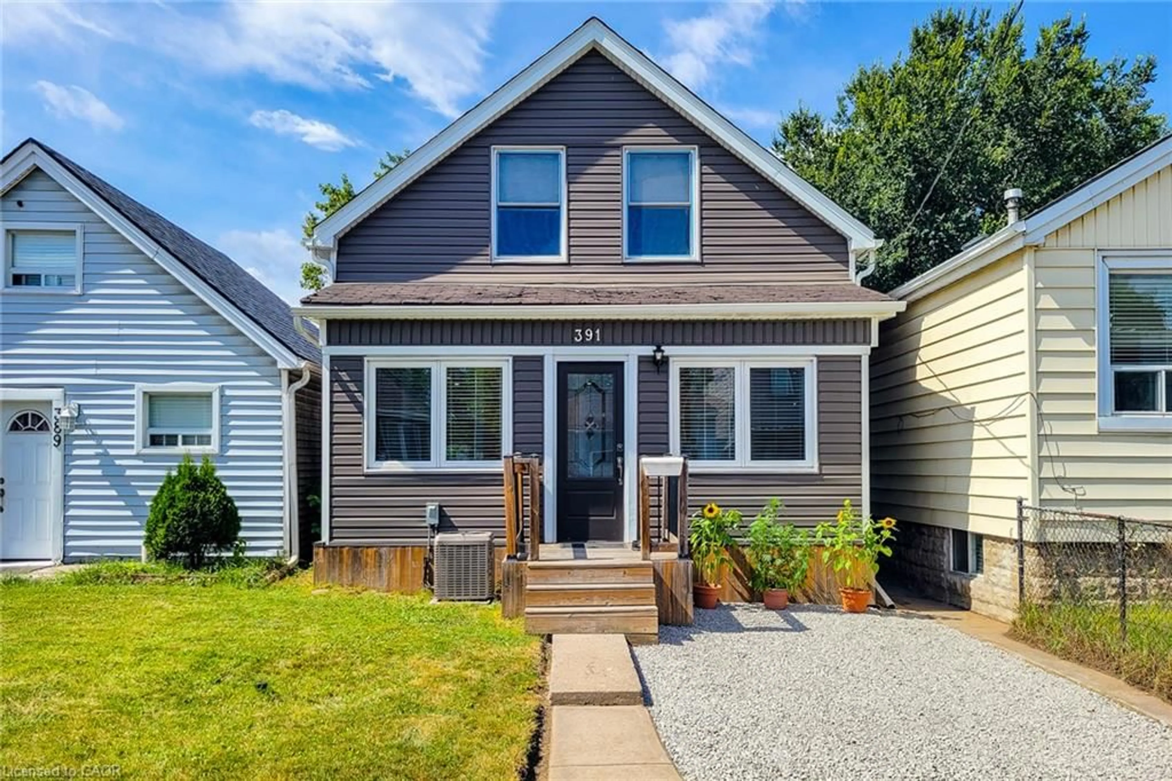 Home with vinyl exterior material, street for 391 Cope St, Hamilton Ontario L8H 5C2