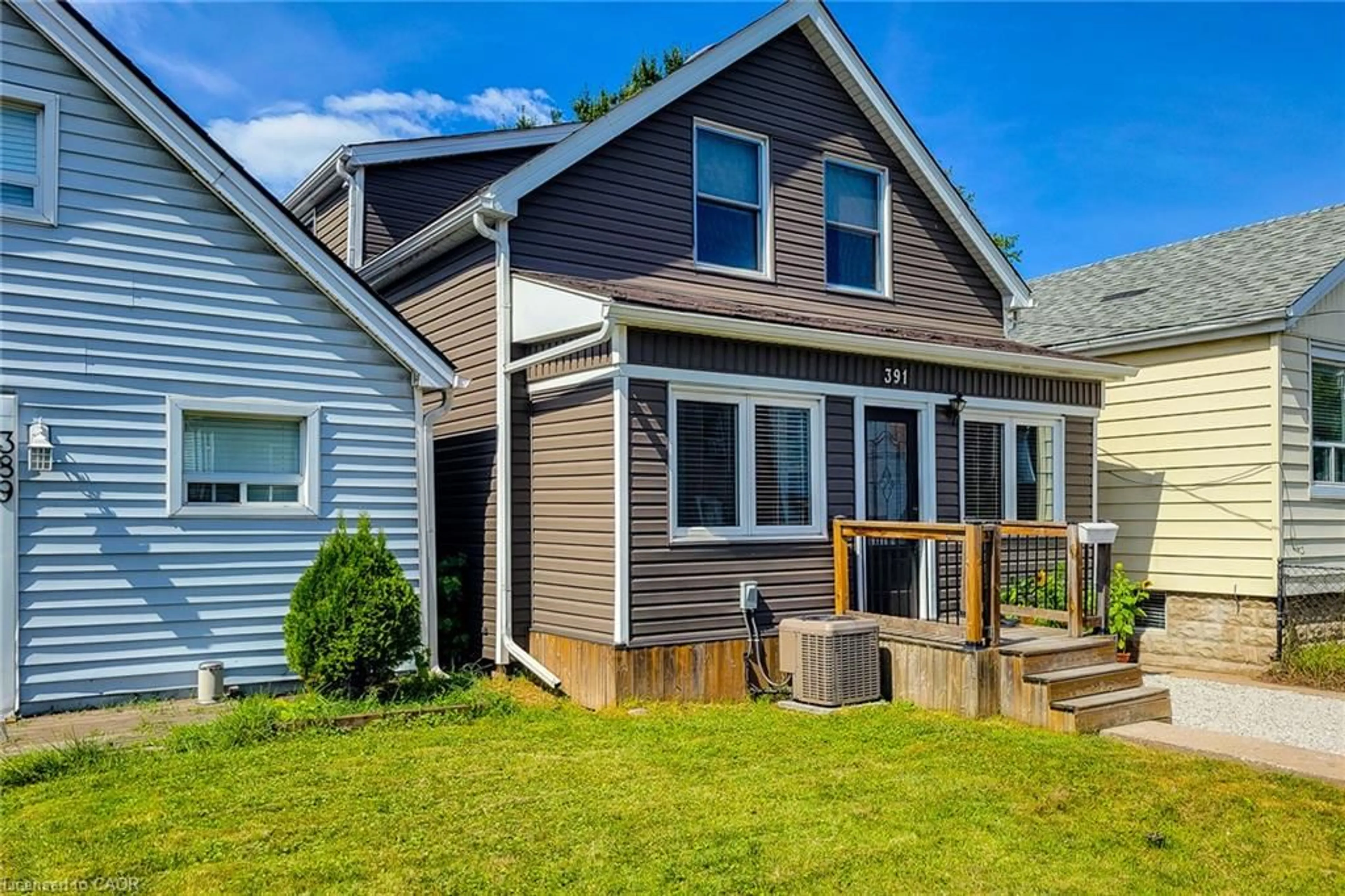 Home with vinyl exterior material, street for 391 Cope St, Hamilton Ontario L8H 5C2