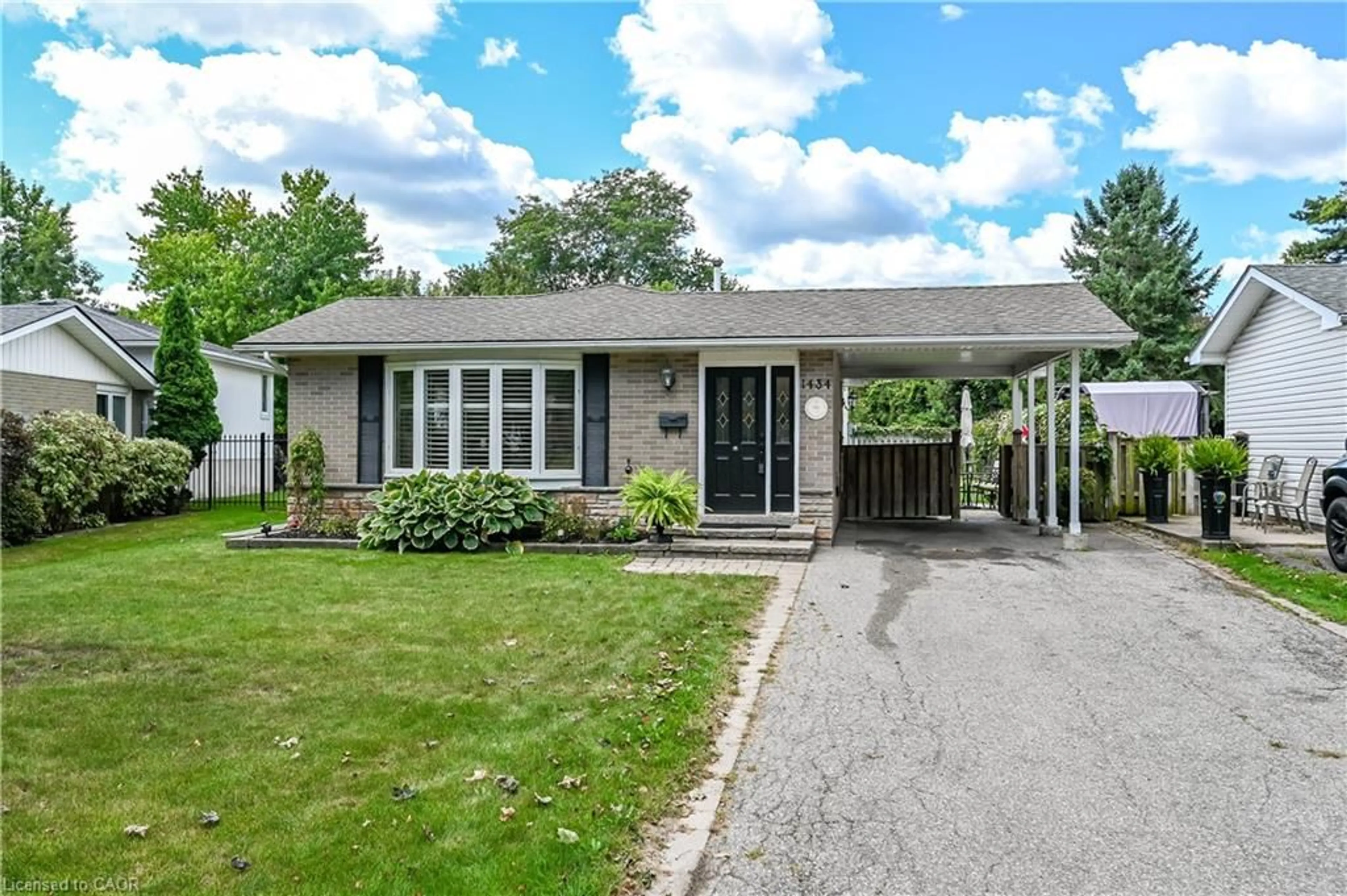 Home with vinyl exterior material, street for 1434 Dewbourne Cres, Burlington Ontario L7M 1E7