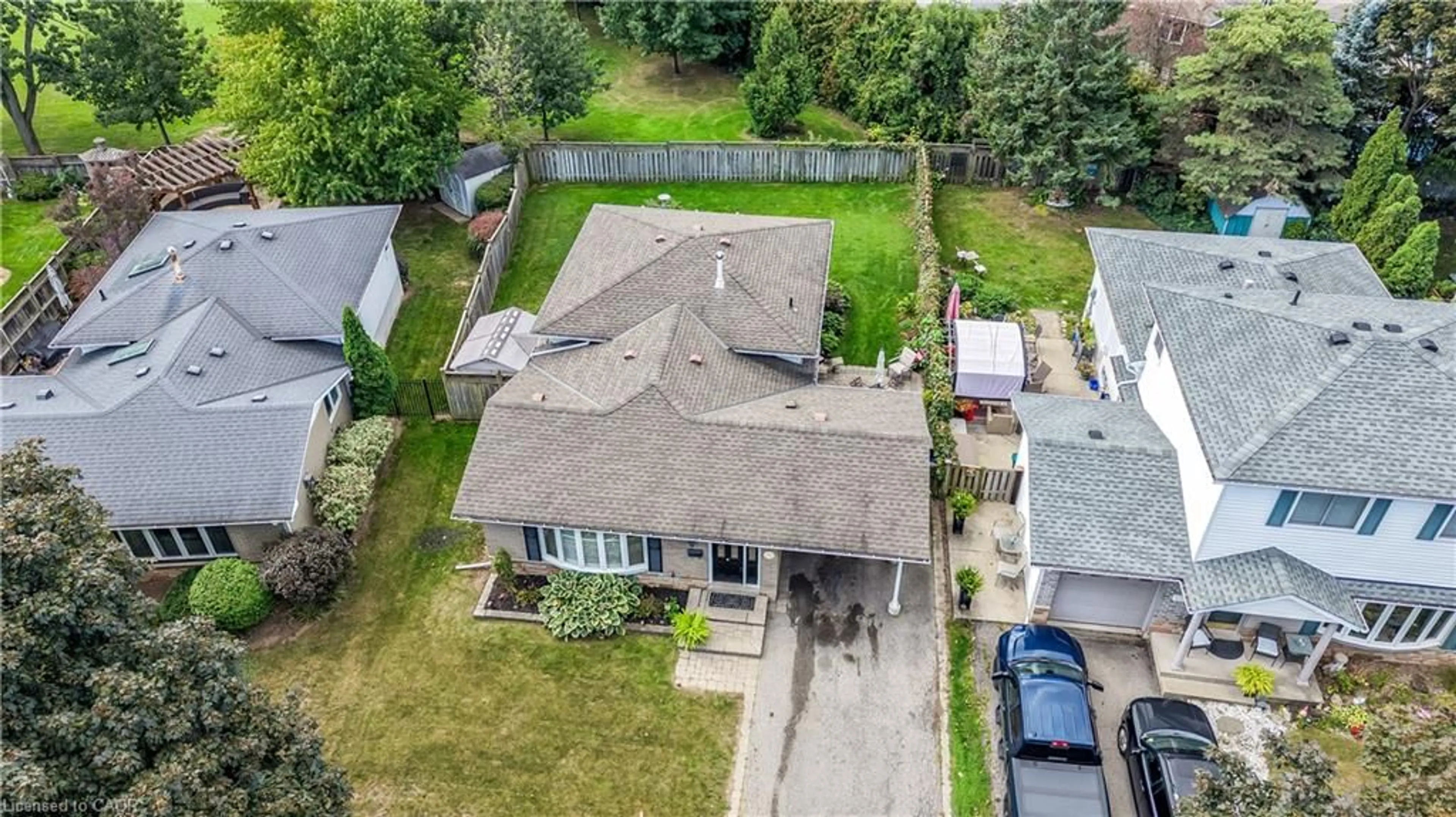 A pic from outside/outdoor area/front of a property/back of a property/a pic from drone, street for 1434 Dewbourne Cres, Burlington Ontario L7M 1E7