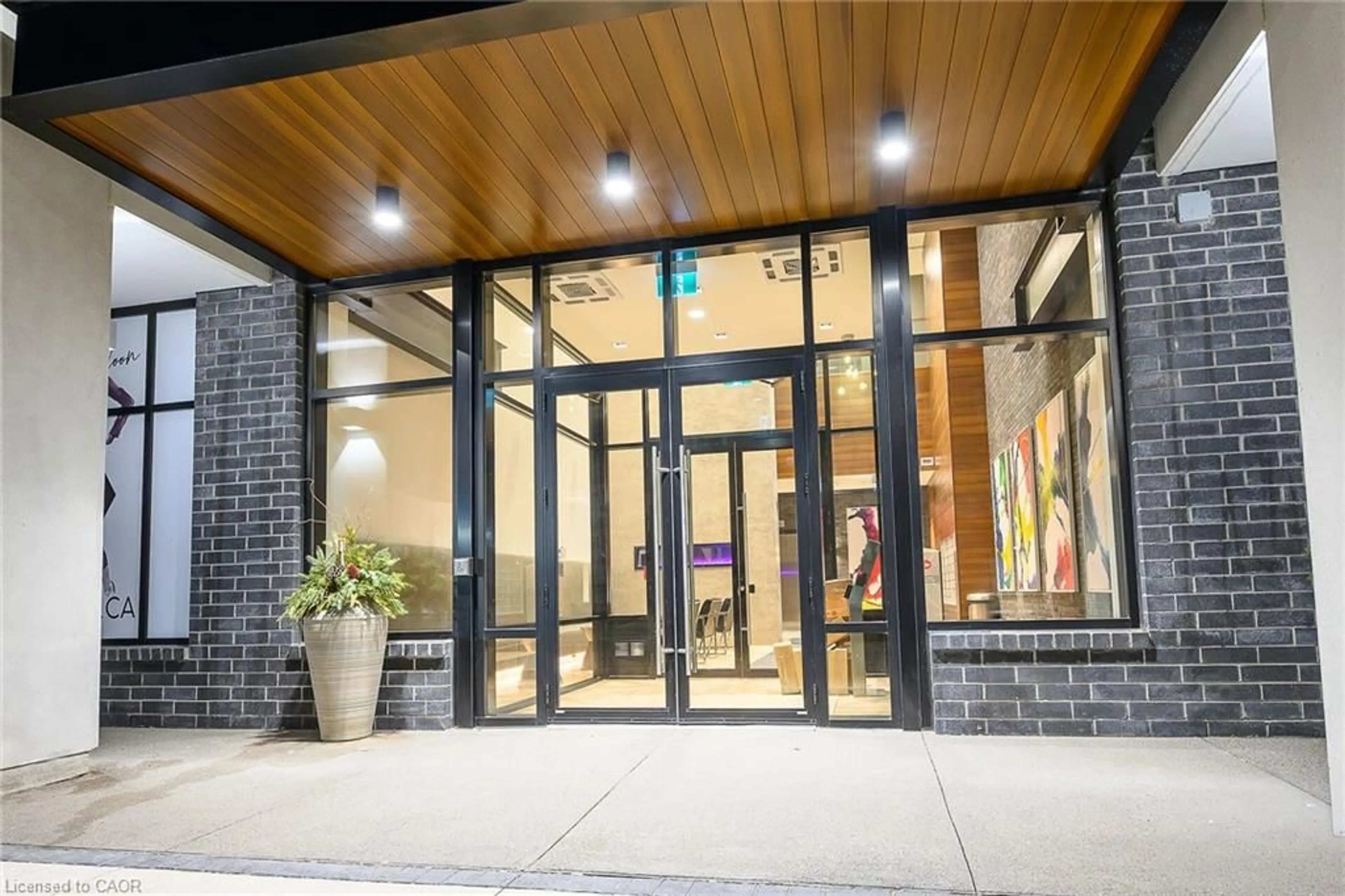 Indoor foyer for 101 Locke St #609, Hamilton Ontario L8P 4A6