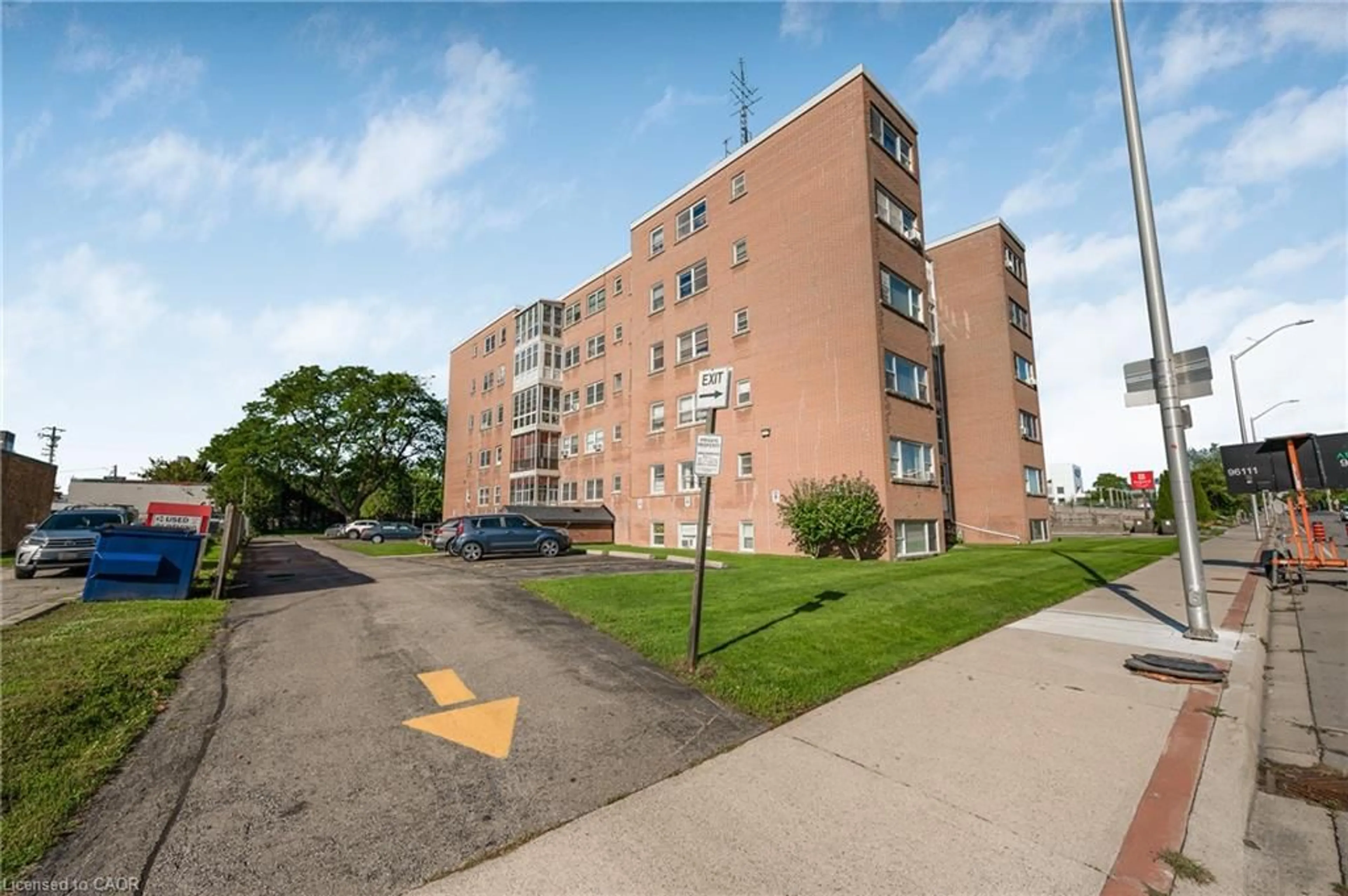 Patio, building for 824 Brant St #9, Burlington Ontario L7R 2J5