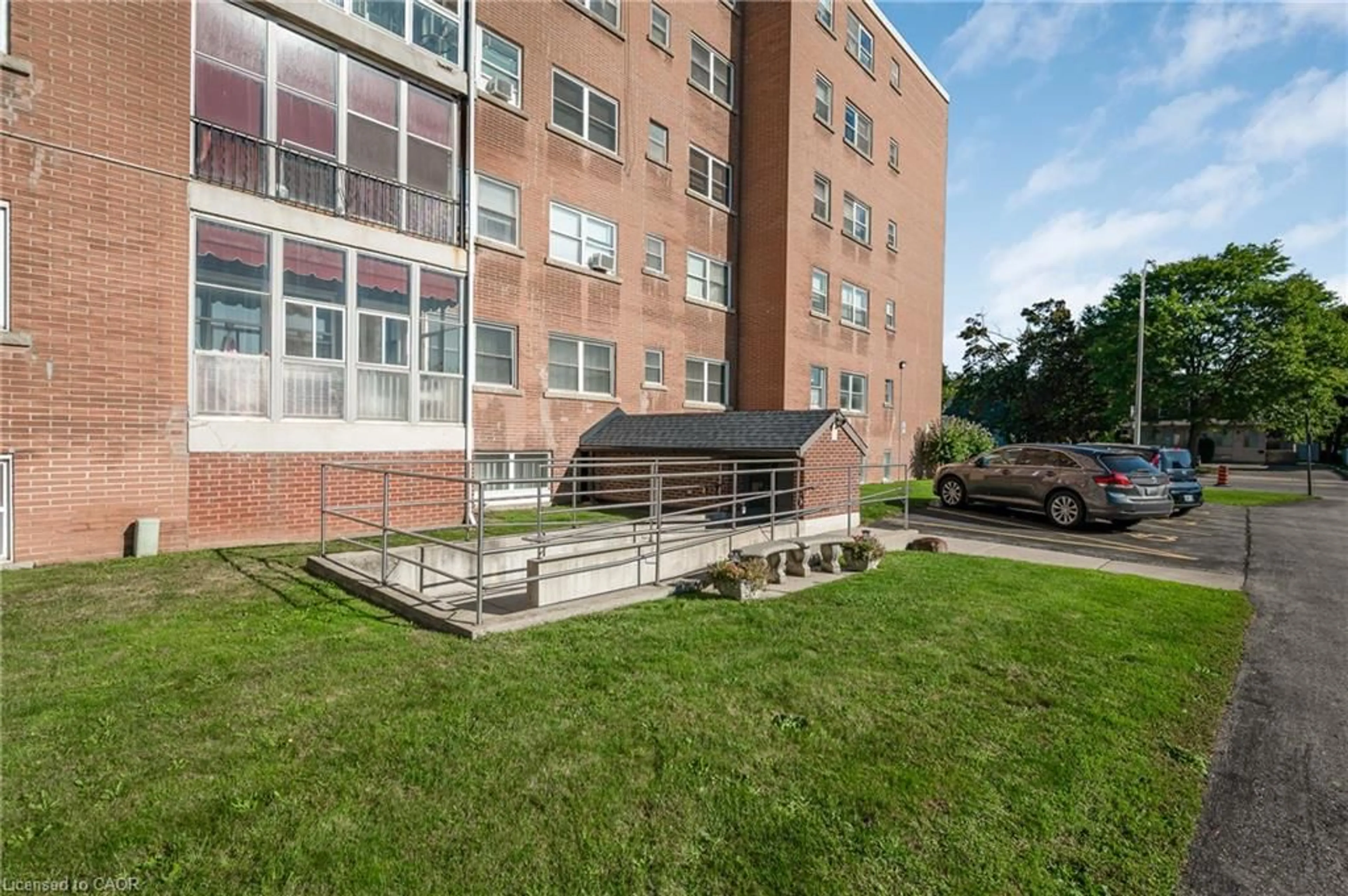 Patio, building for 824 Brant St #9, Burlington Ontario L7R 2J5