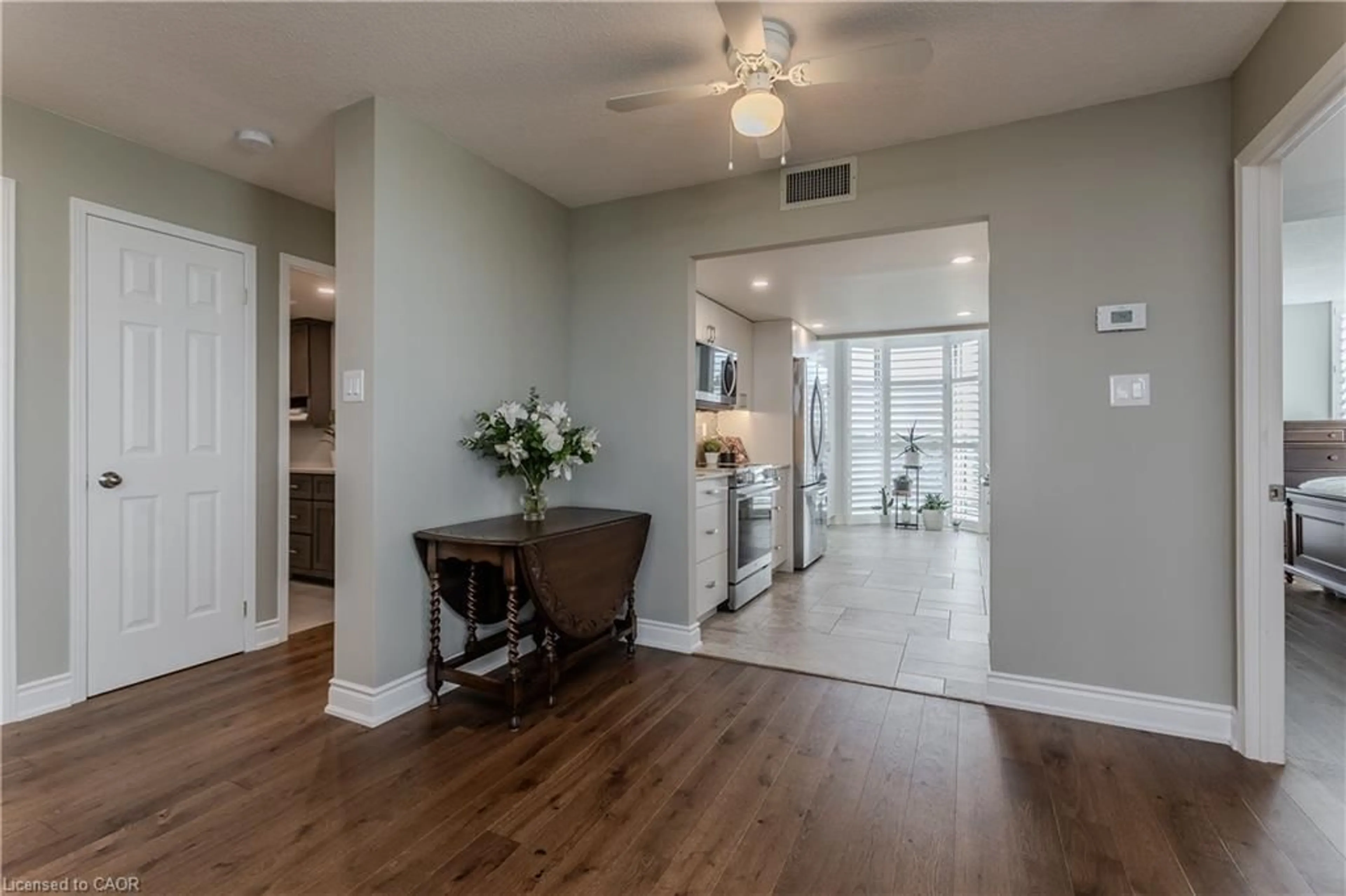 Indoor entryway for 5070 Pinedale Ave #601, Burlington Ontario L7L 5V6