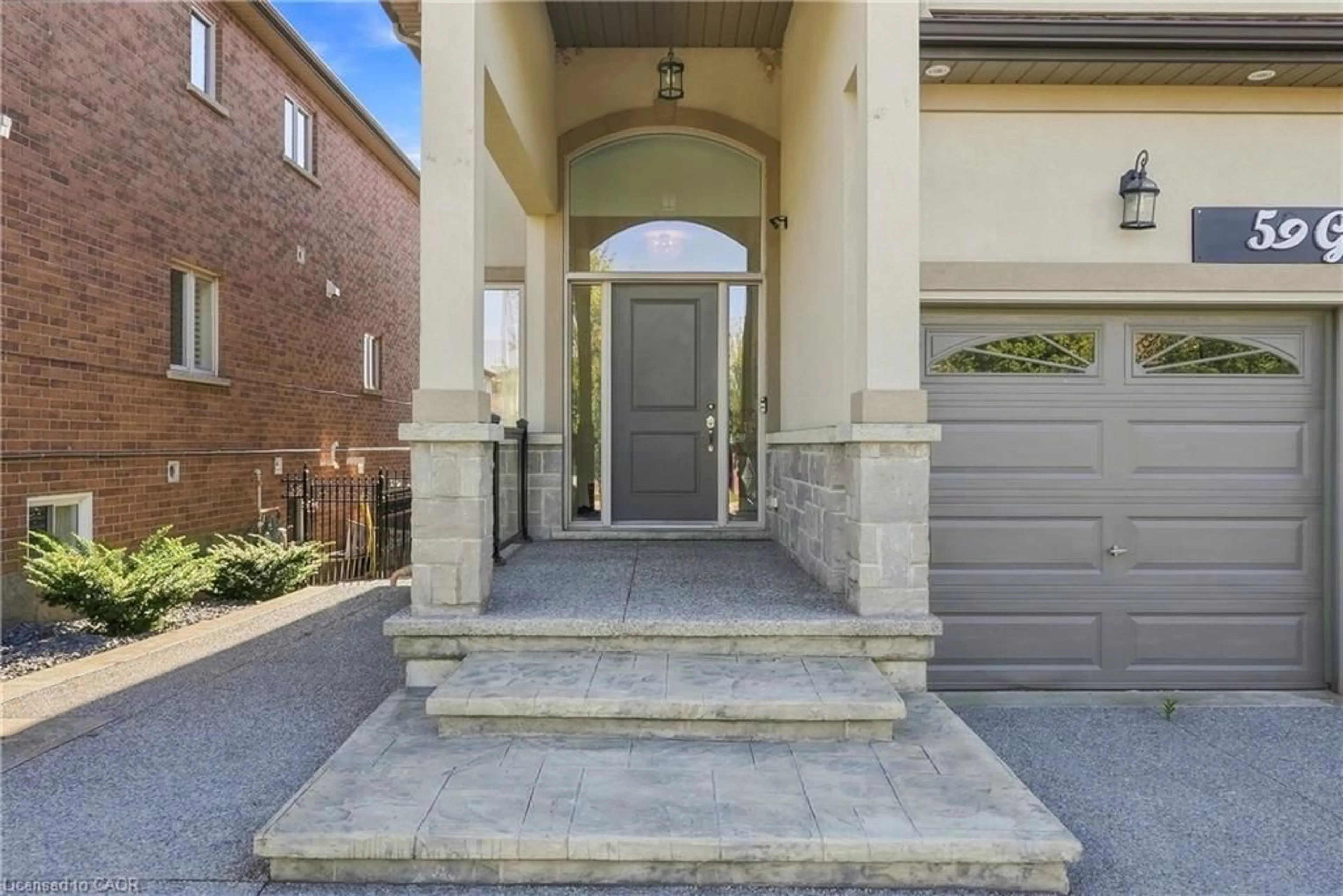 Indoor entryway for 59 Greti Dr, Hamilton Ontario L9B 0E3