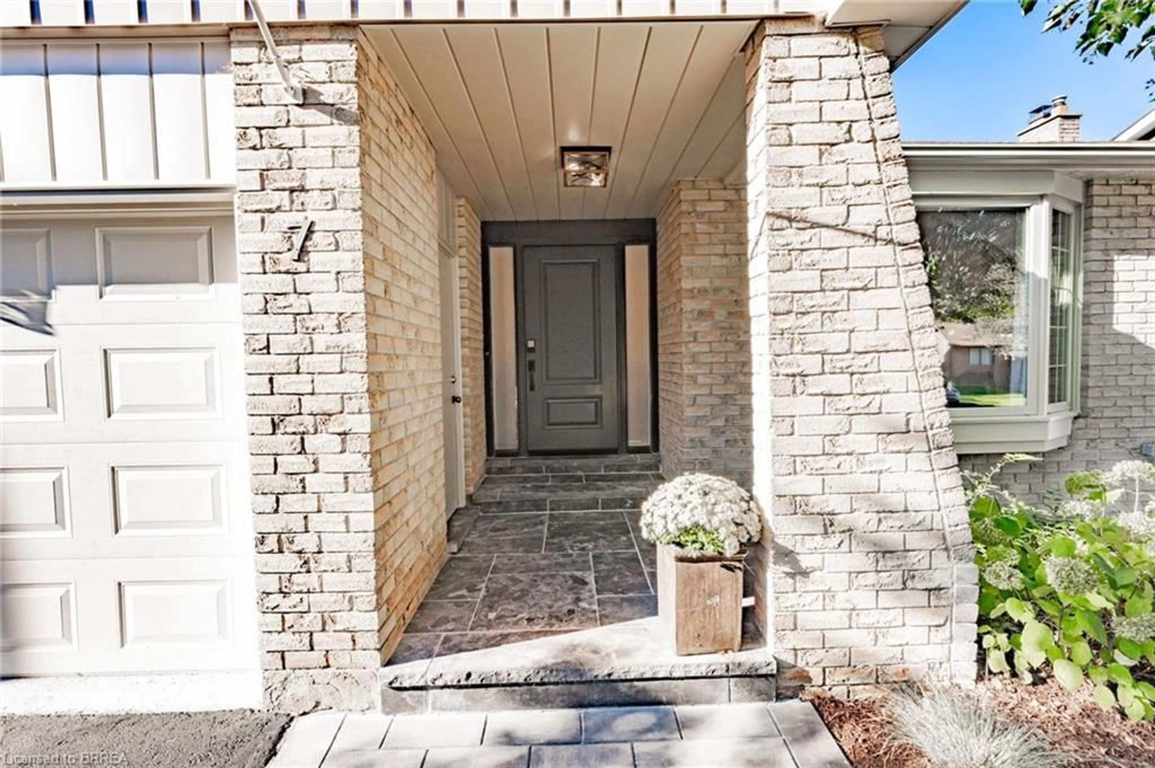 Indoor entryway for 7 Terry Crt, Georgetown Ontario L7G 1P4