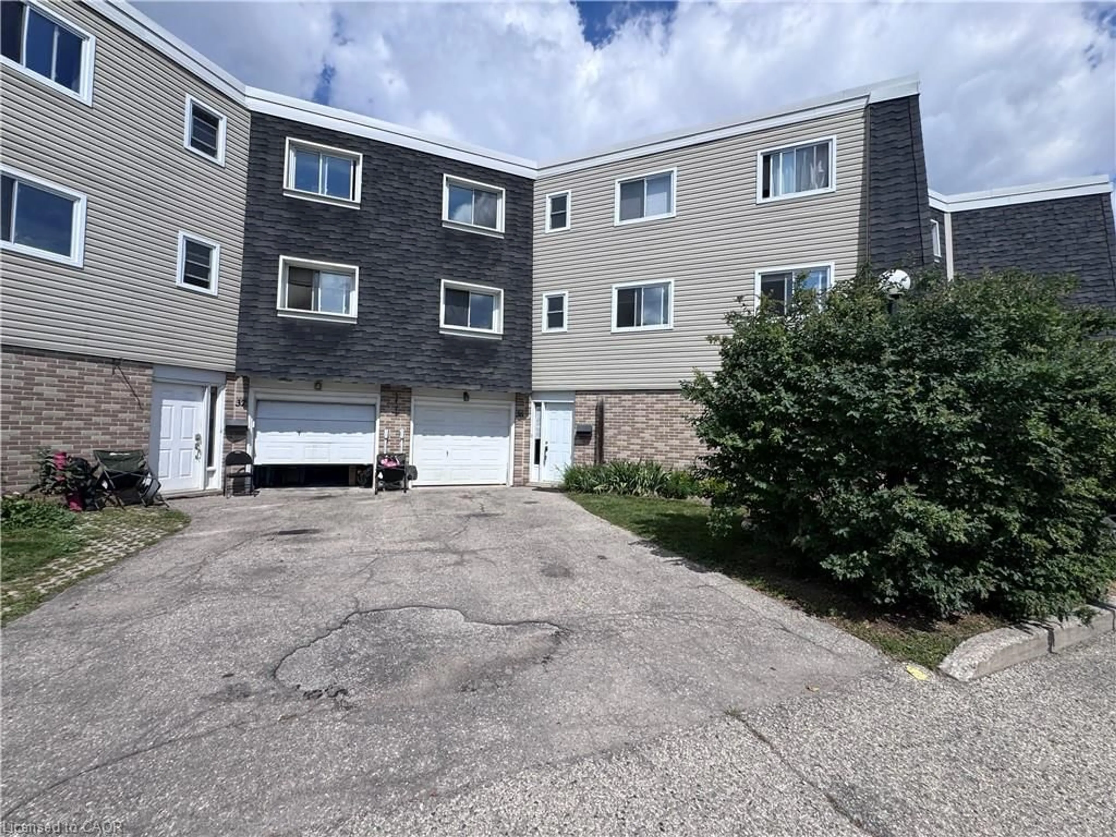 A pic from outside/outdoor area/front of a property/back of a property/a pic from drone, building for 60 Elmsdale Dr #36, Kitchener Ontario N2E 2G4