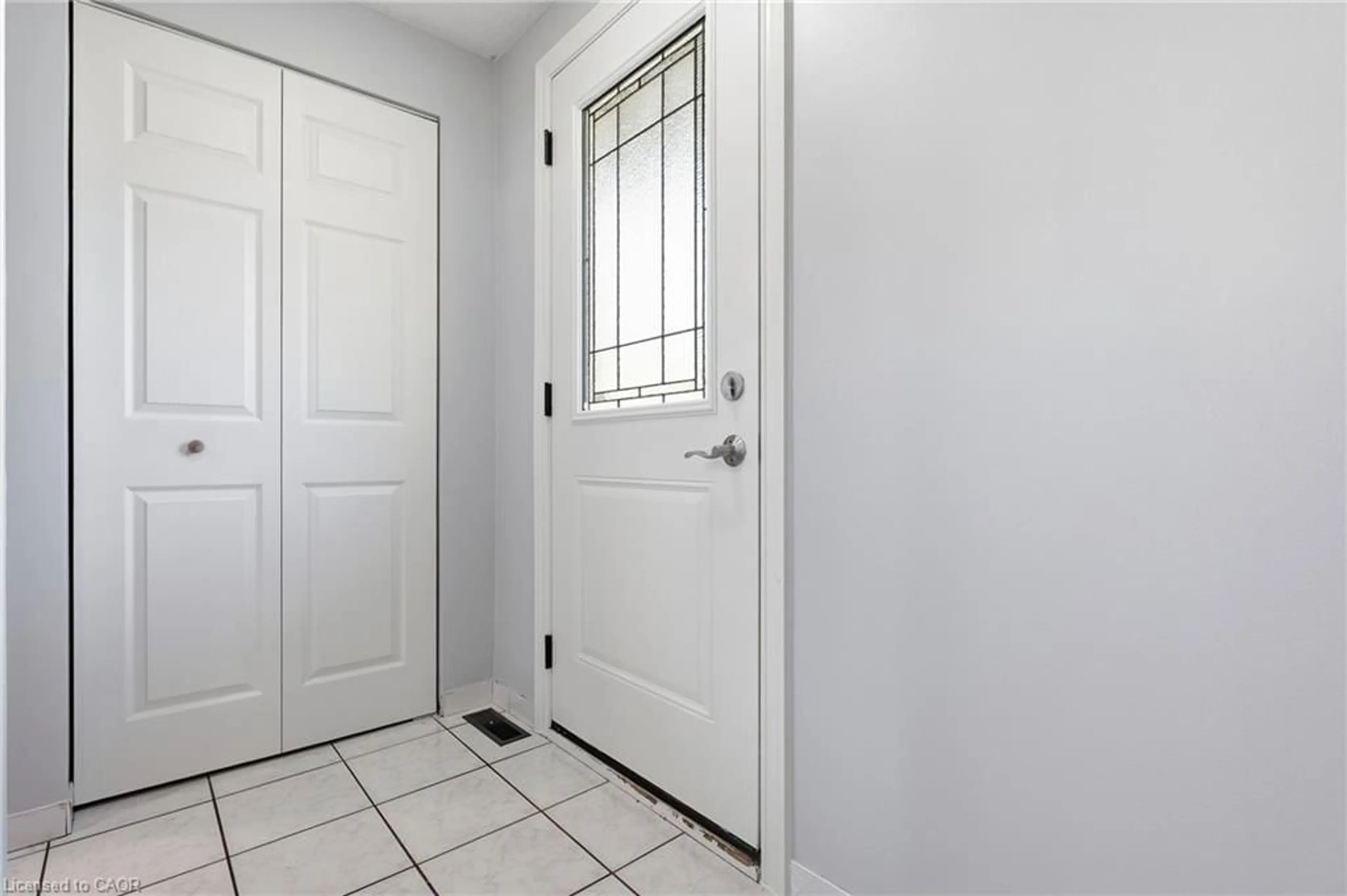 Indoor entryway for 27 Appalachian Cres, Kitchener Ontario N2E 1A3