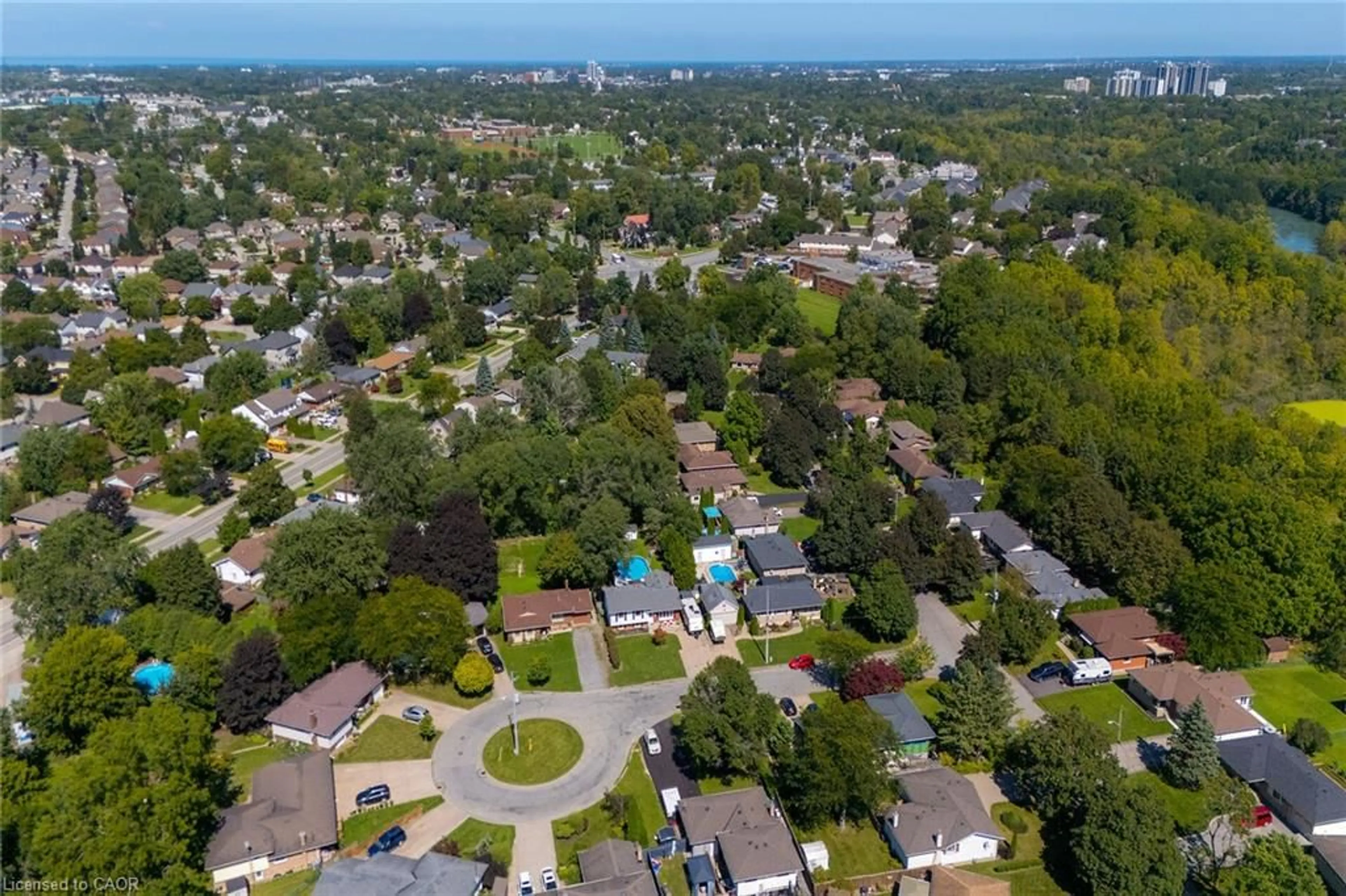 A pic from outside/outdoor area/front of a property/back of a property/a pic from drone, street for 3 Jill Crt, St. Catharines Ontario L2S 1A7