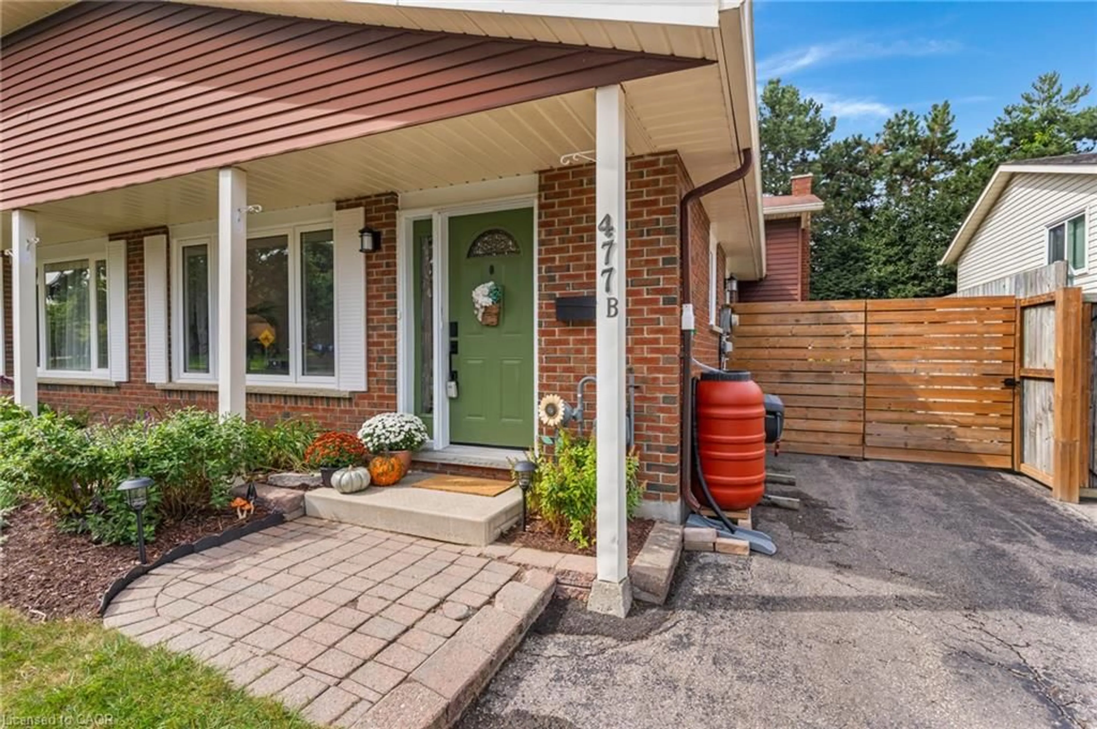 Home with brick exterior material, street for 477 Kingscourt Dr #B, Waterloo Ontario N2K 2X9