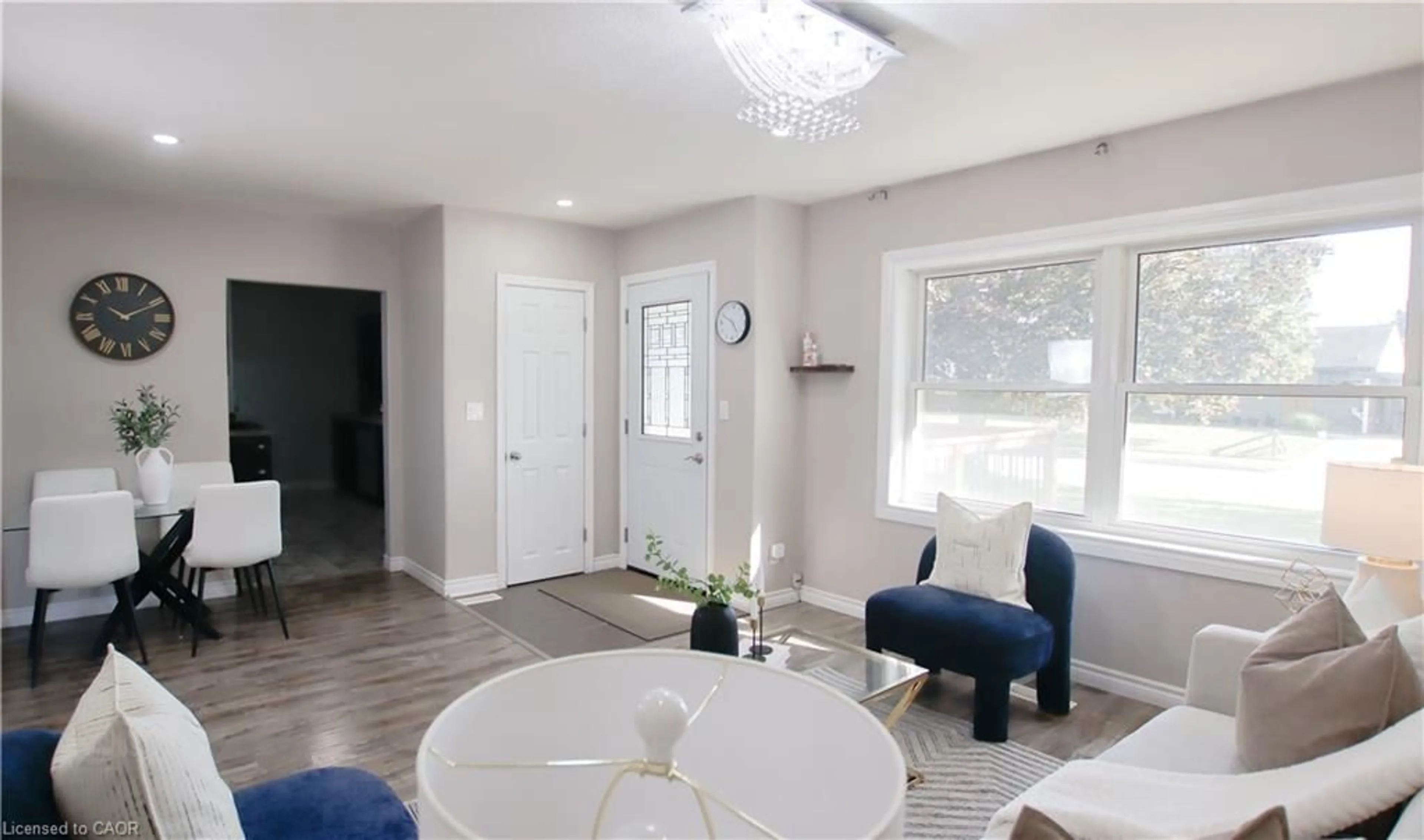 Living room with furniture, unknown for 18 Clearview Dr, Cambridge Ontario N1S 1B2