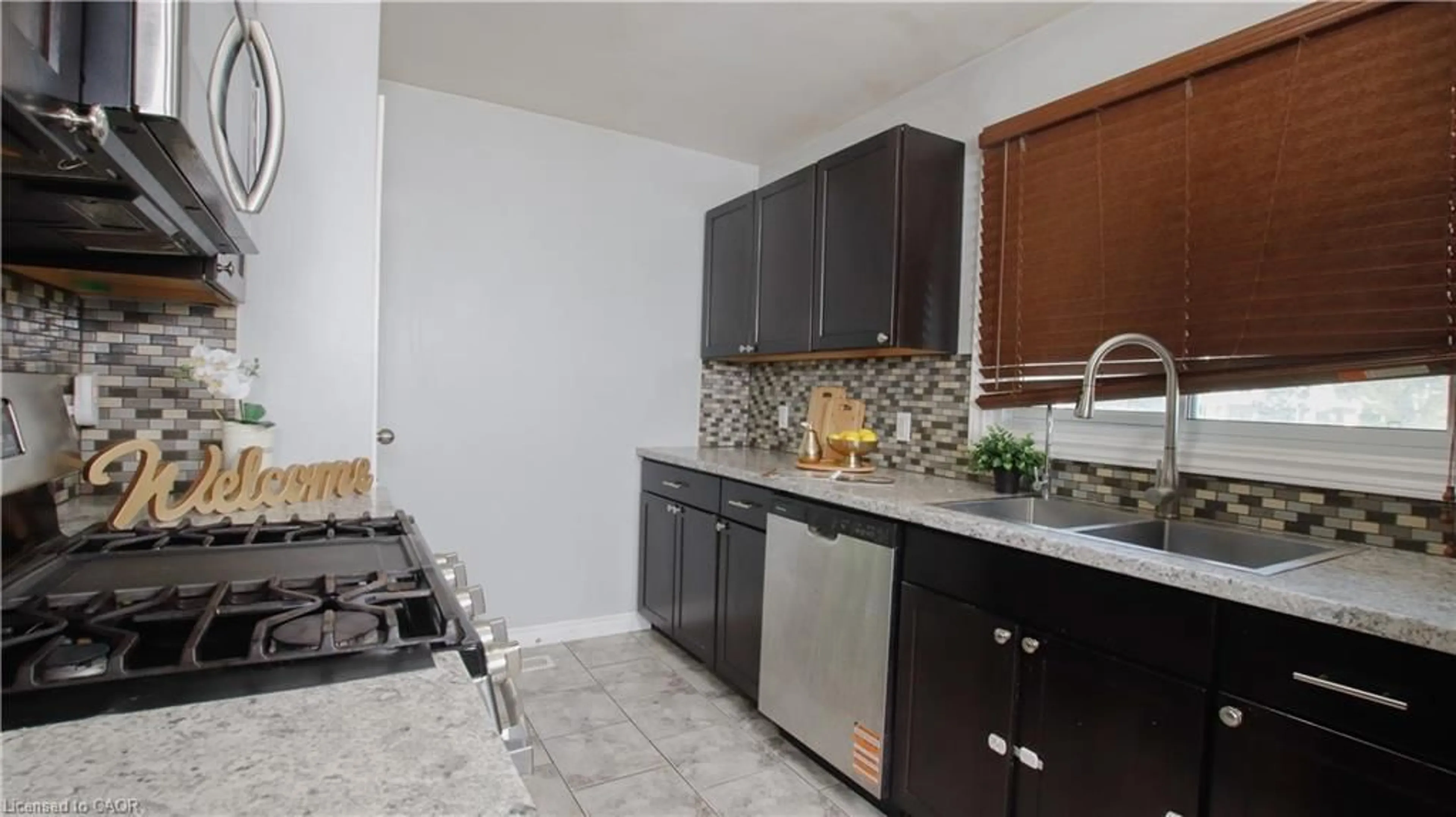 Standard kitchen, ceramic/tile floor for 18 Clearview Dr, Cambridge Ontario N1S 1B2