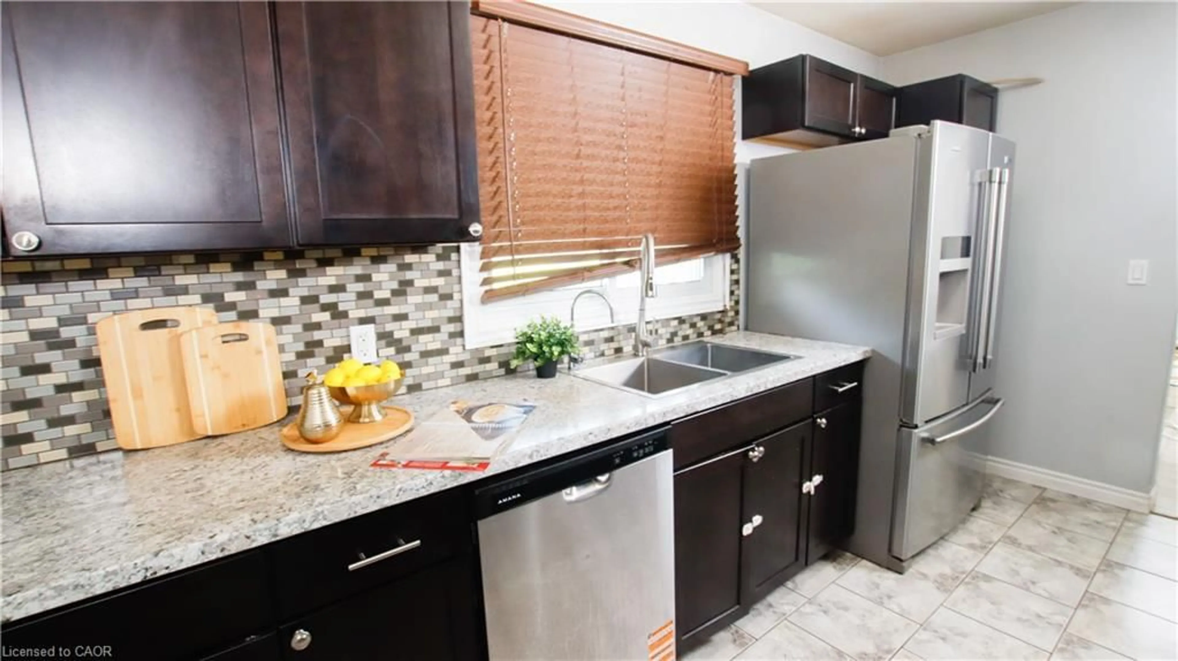 Standard kitchen, ceramic/tile floor for 18 Clearview Dr, Cambridge Ontario N1S 1B2