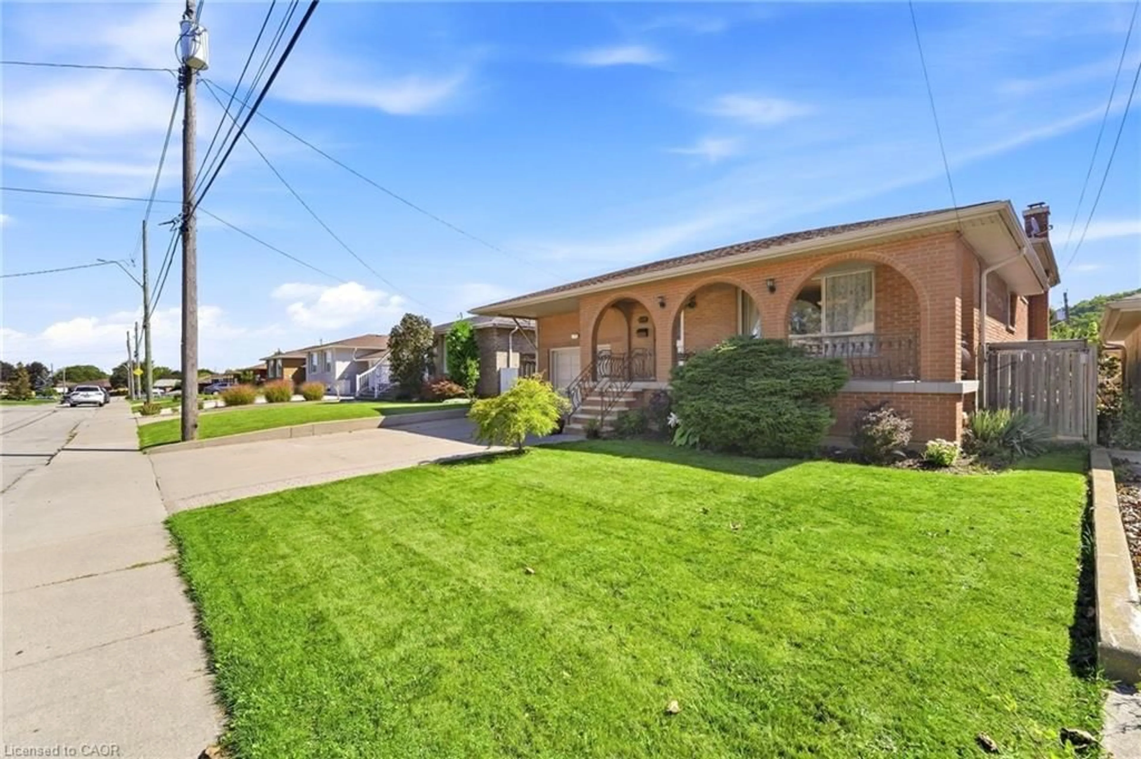 Patio, street for 139 Glen Valley Dr, Hamilton Ontario L8K 6A1