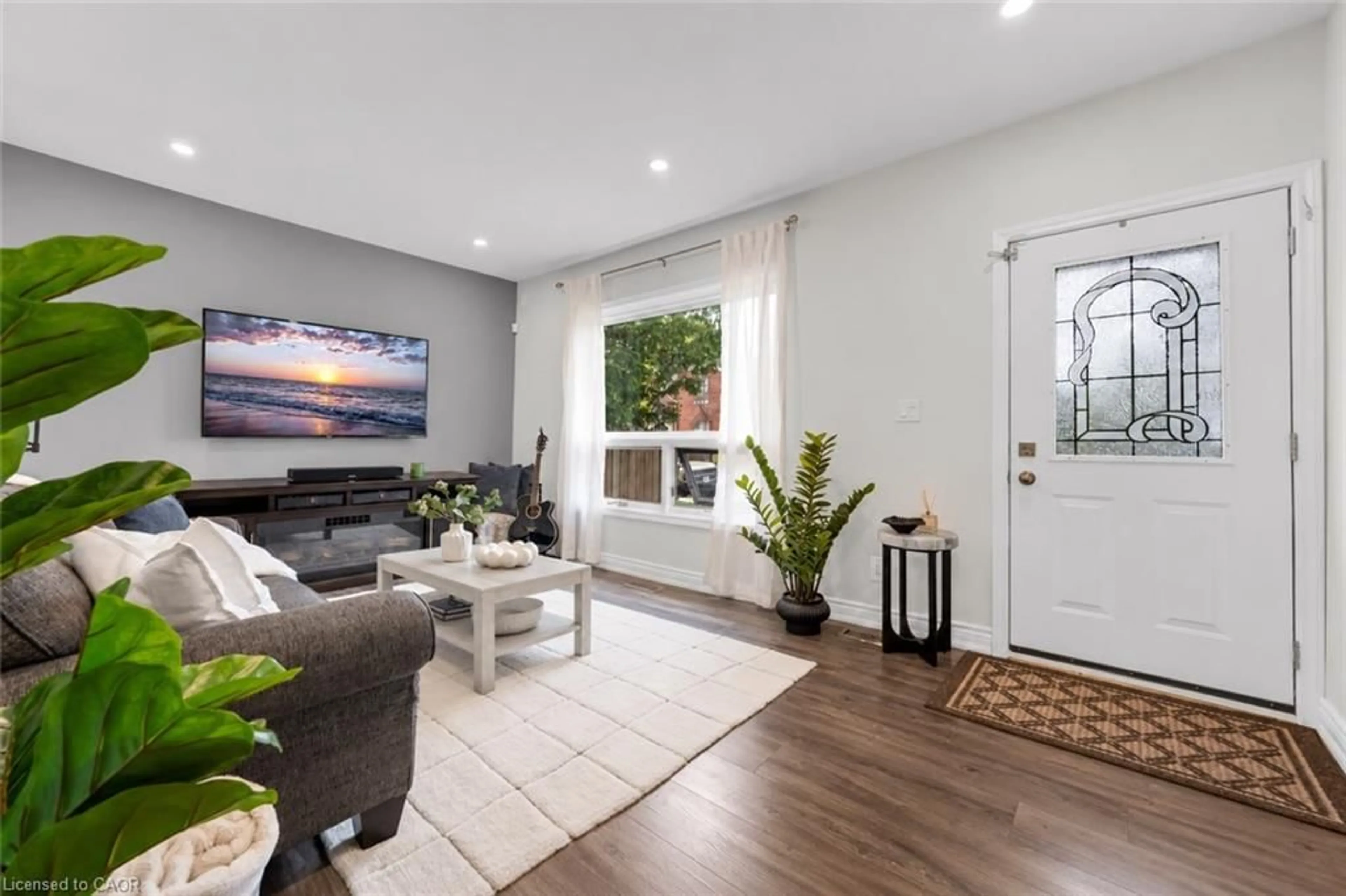 Living room with furniture, unknown for 175 Wellington St, Brantford Ontario N3S 3Z1