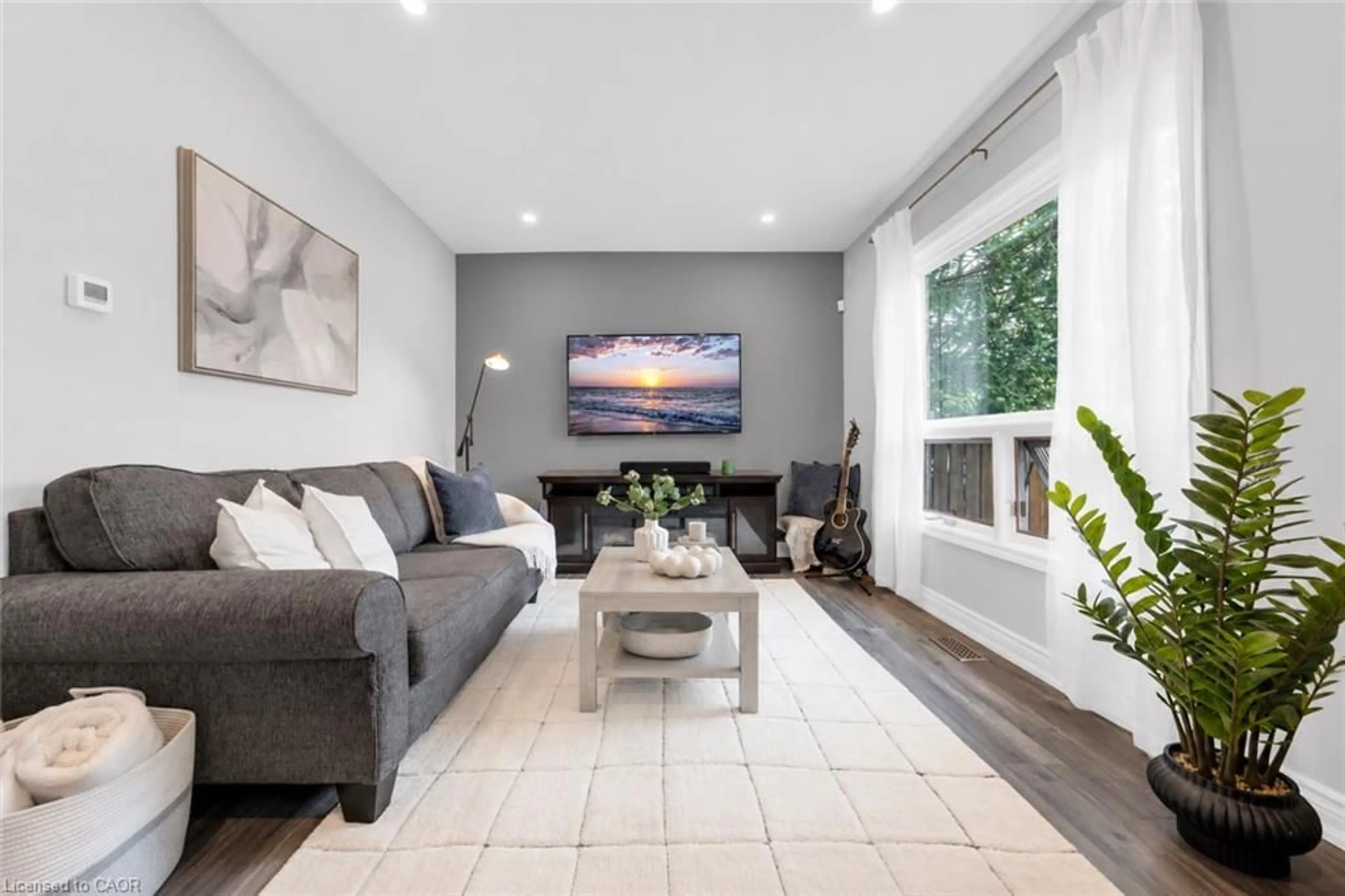 Living room with furniture, ceramic/tile floor for 175 Wellington St, Brantford Ontario N3S 3Z1