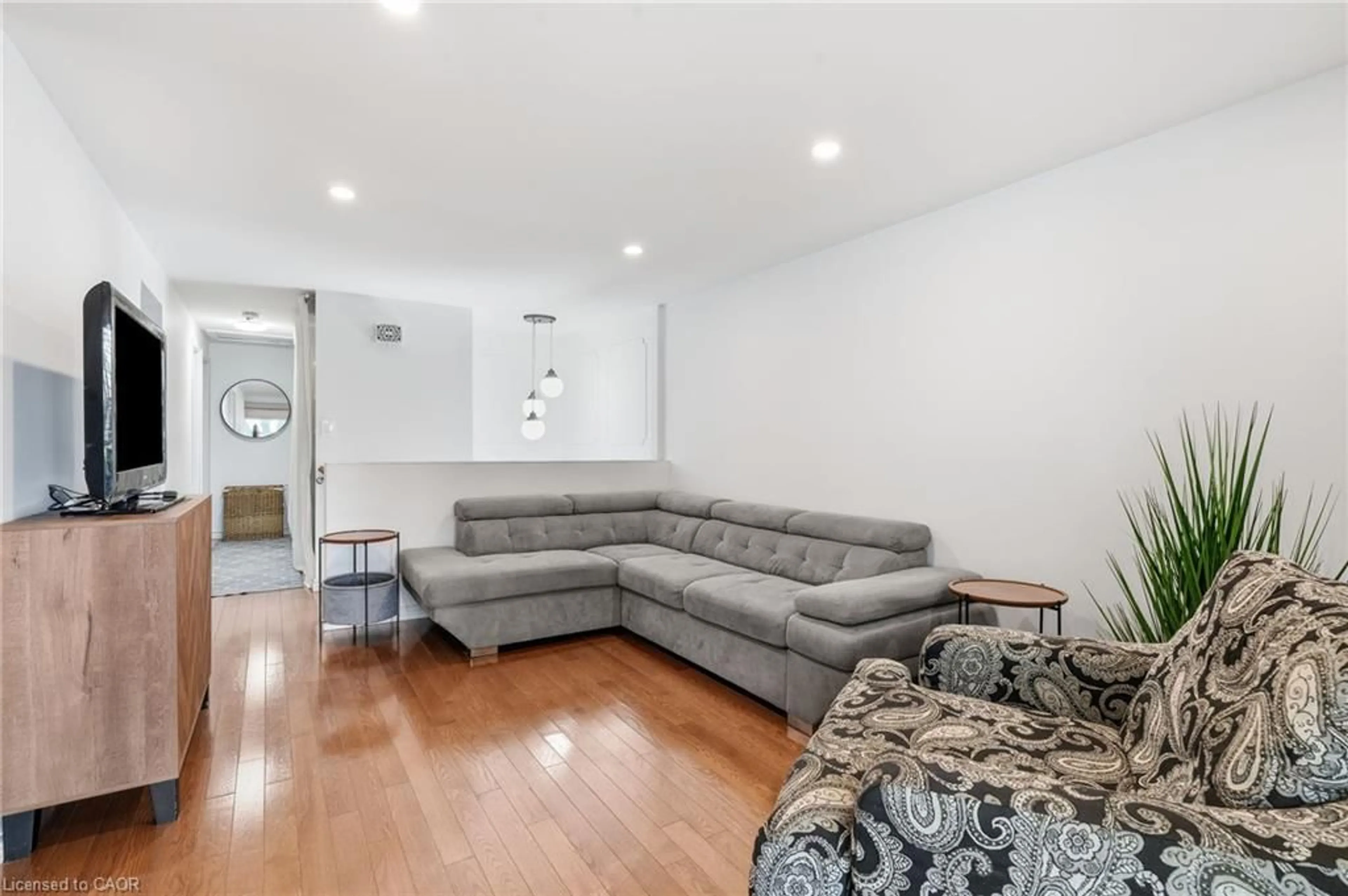 Living room with furniture, unknown for 3 Glengrove Ave, Grimsby Ontario L3M 4L6