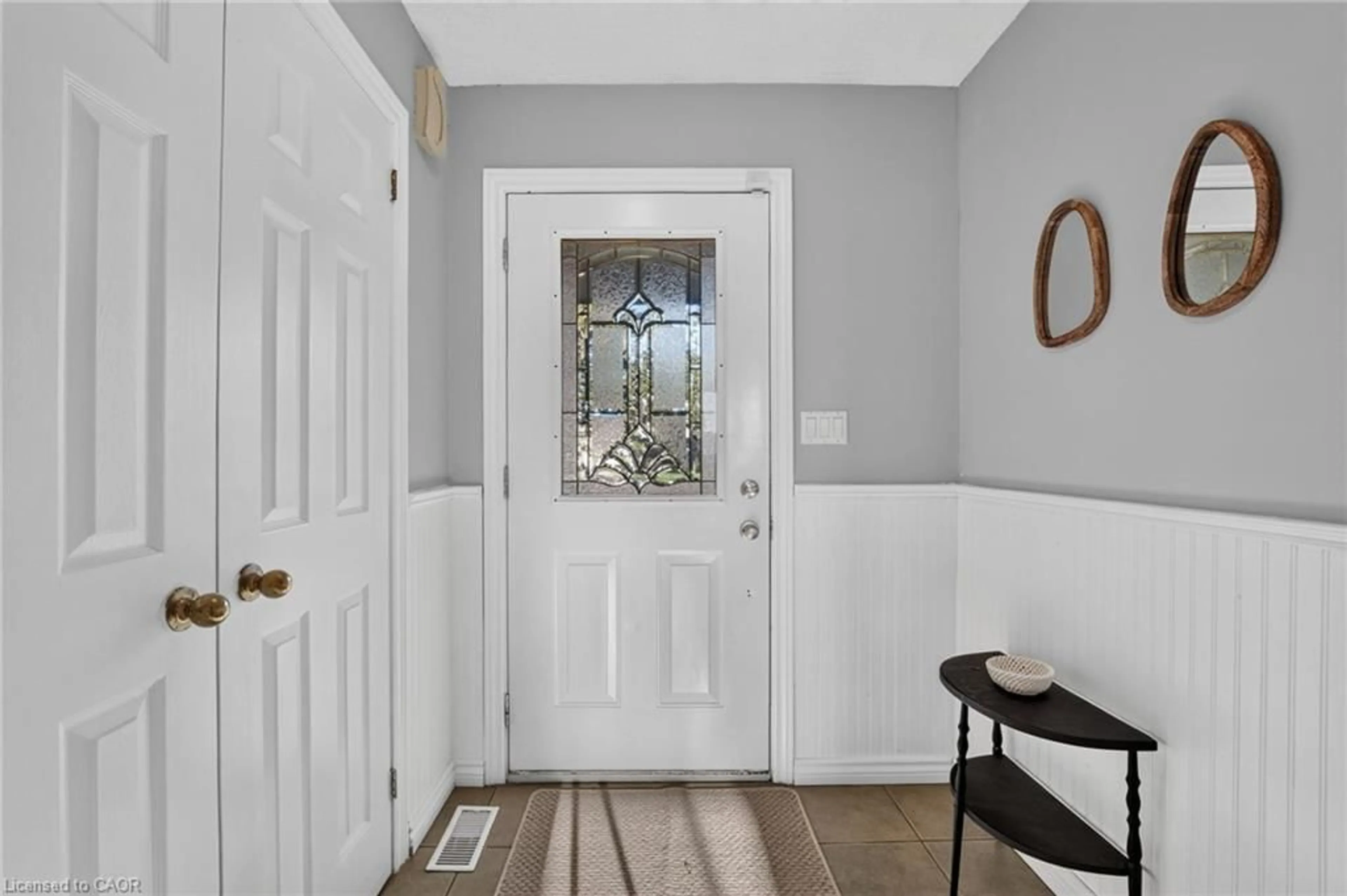 Indoor entryway for 356 Station St, Smithville Ontario L0R 2A0