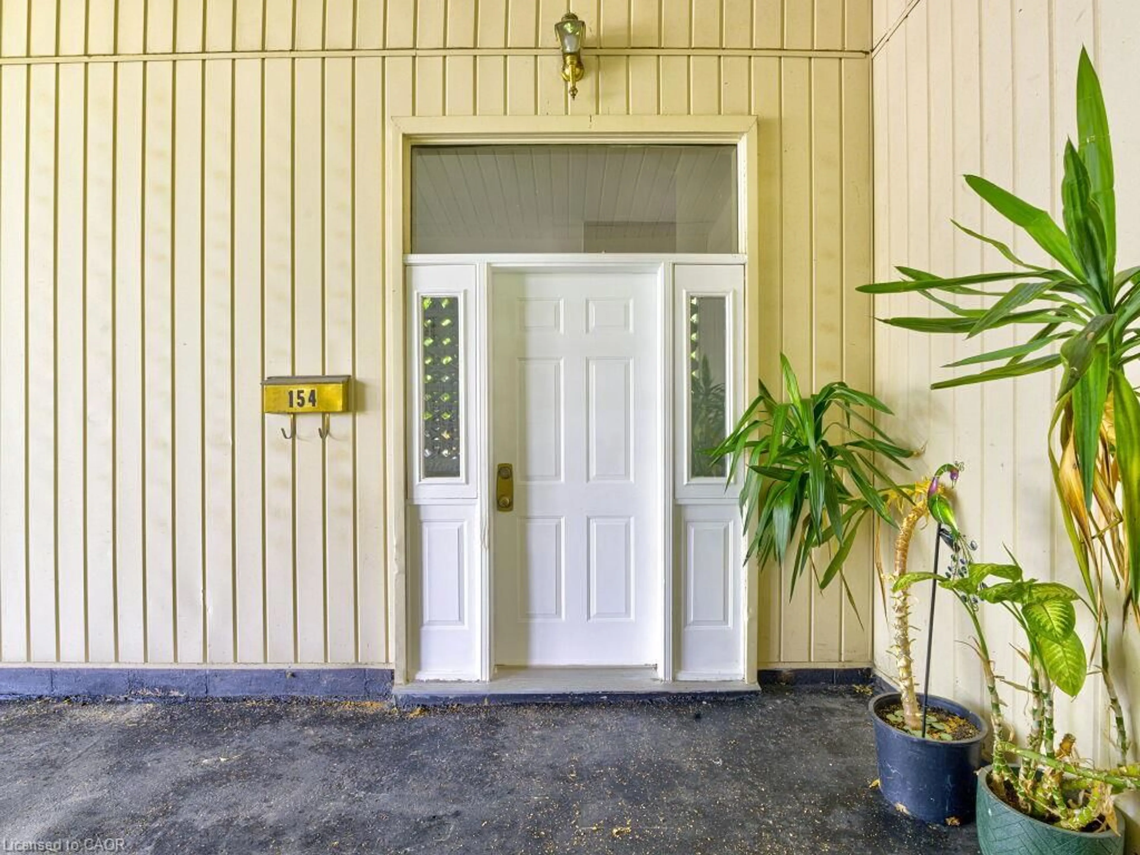 Indoor entryway for 154 Luscombe St, Hamilton Ontario L9A 2K3