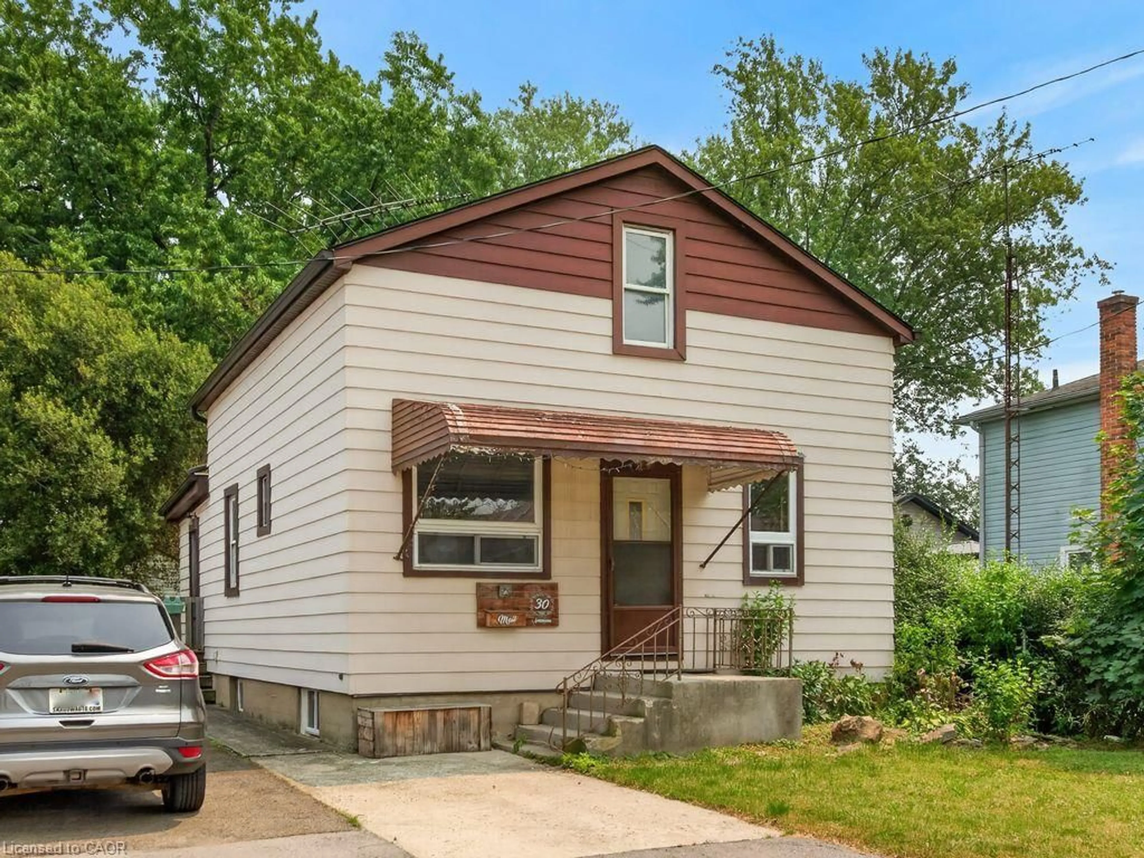 Home with vinyl exterior material, street for 30 Northhaven Rd, Welland Ontario L3C 1X1