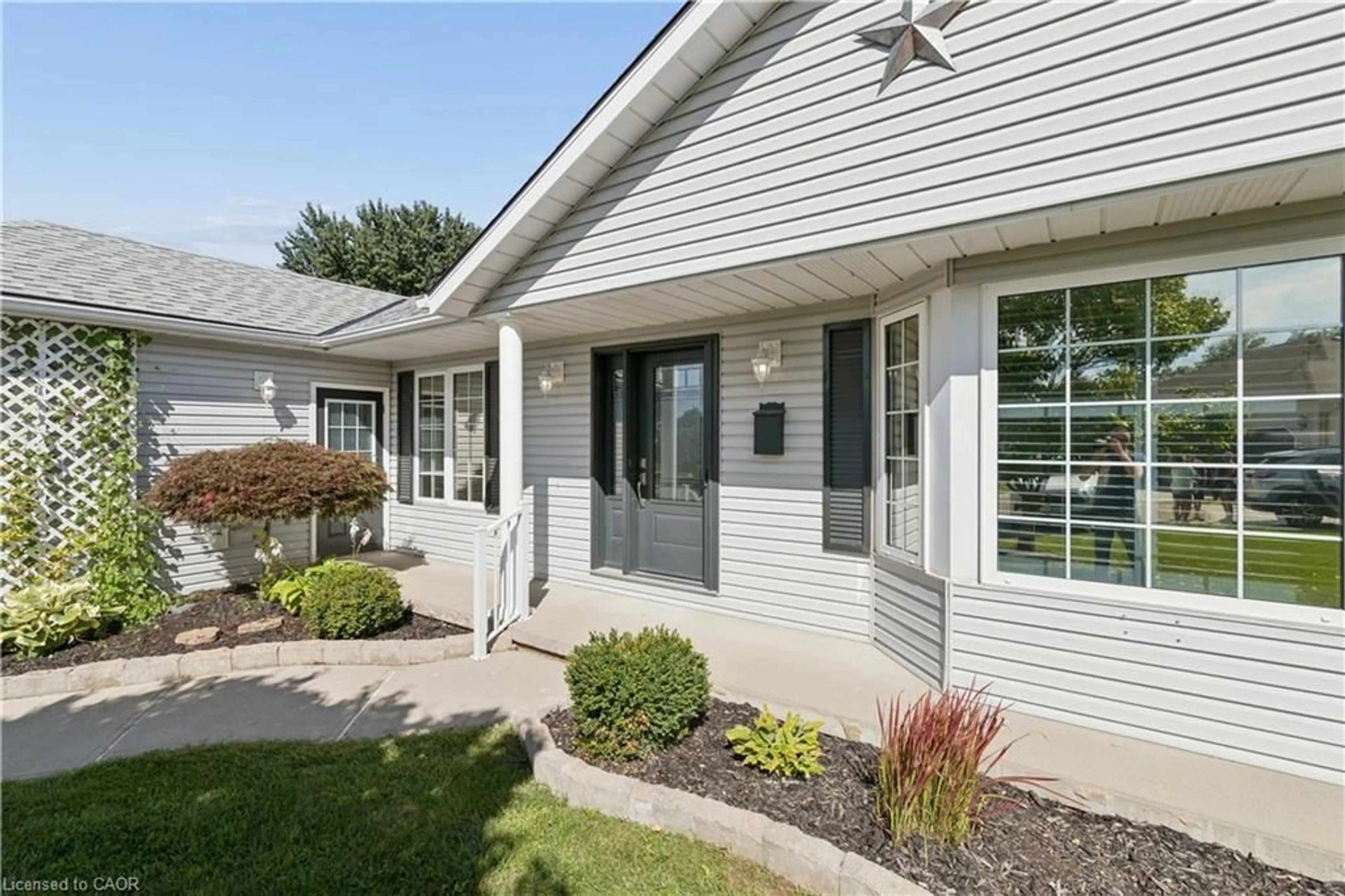 Home with vinyl exterior material, street for 5 Eastview Pl, New Hamburg Ontario N3A 2G4