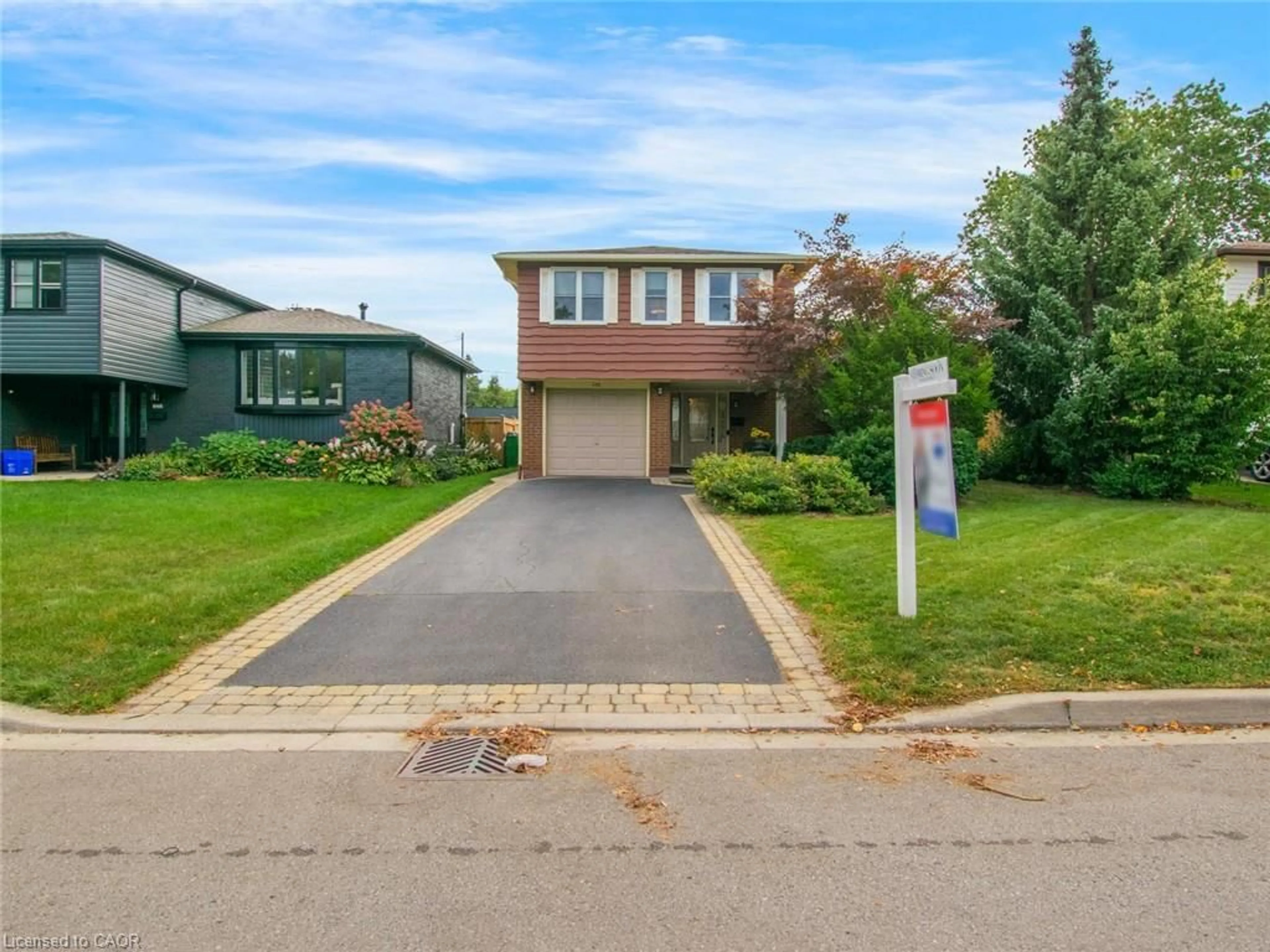 Home with brick exterior material, street for 652 Meadow Lane, Burlington Ontario L7L 4R8