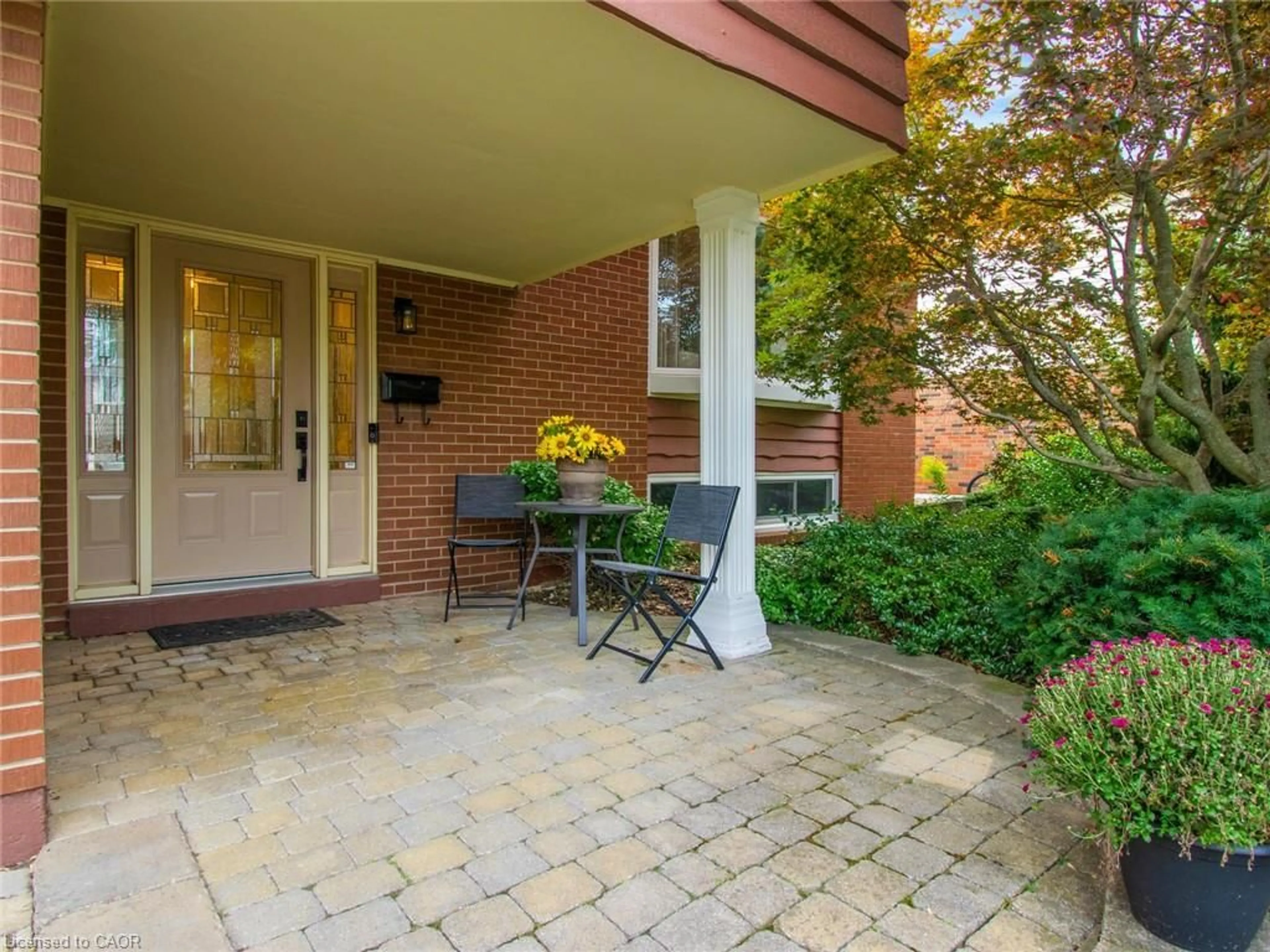 Patio, street for 652 Meadow Lane, Burlington Ontario L7L 4R8