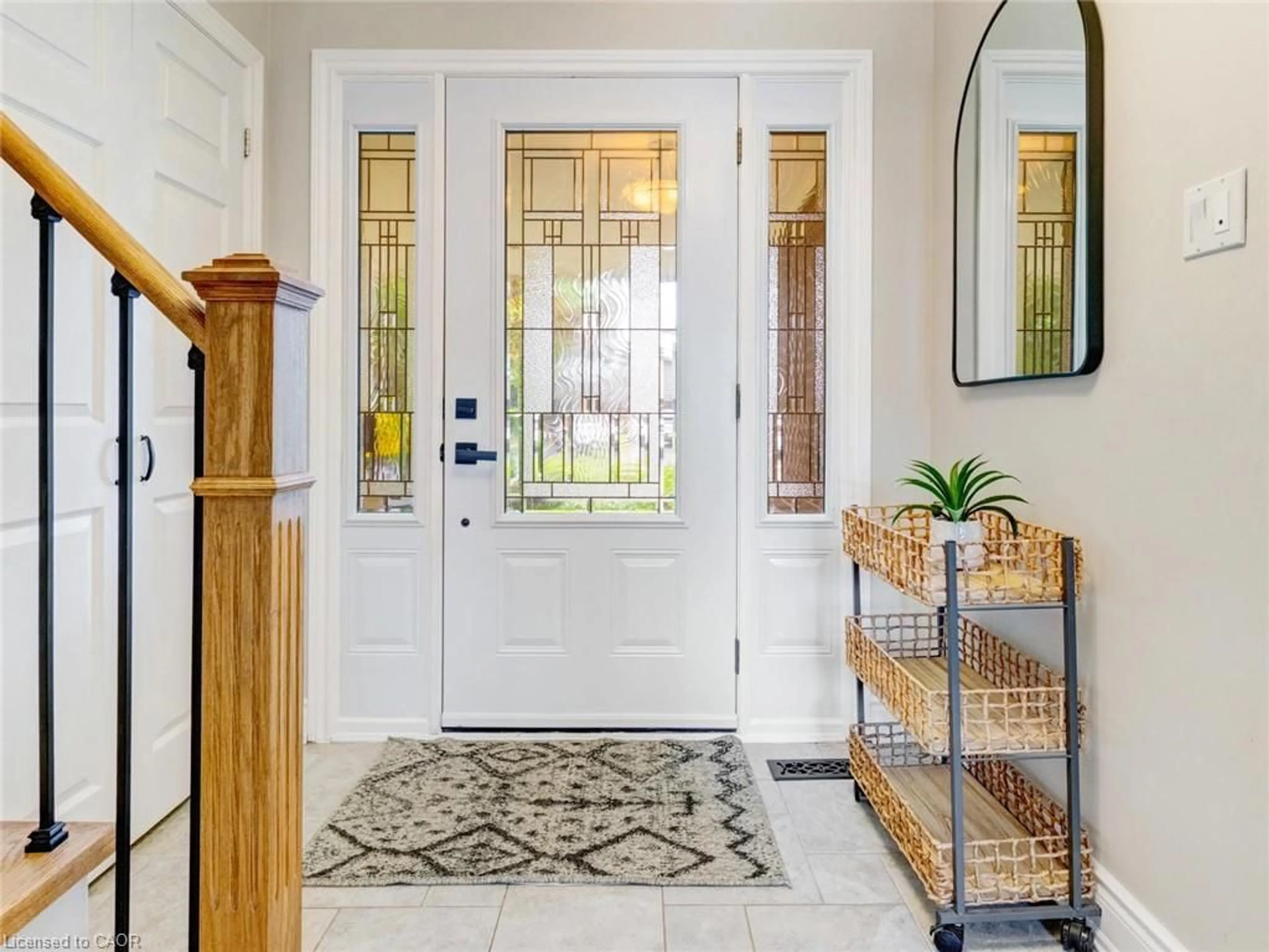 Indoor entryway for 652 Meadow Lane, Burlington Ontario L7L 4R8