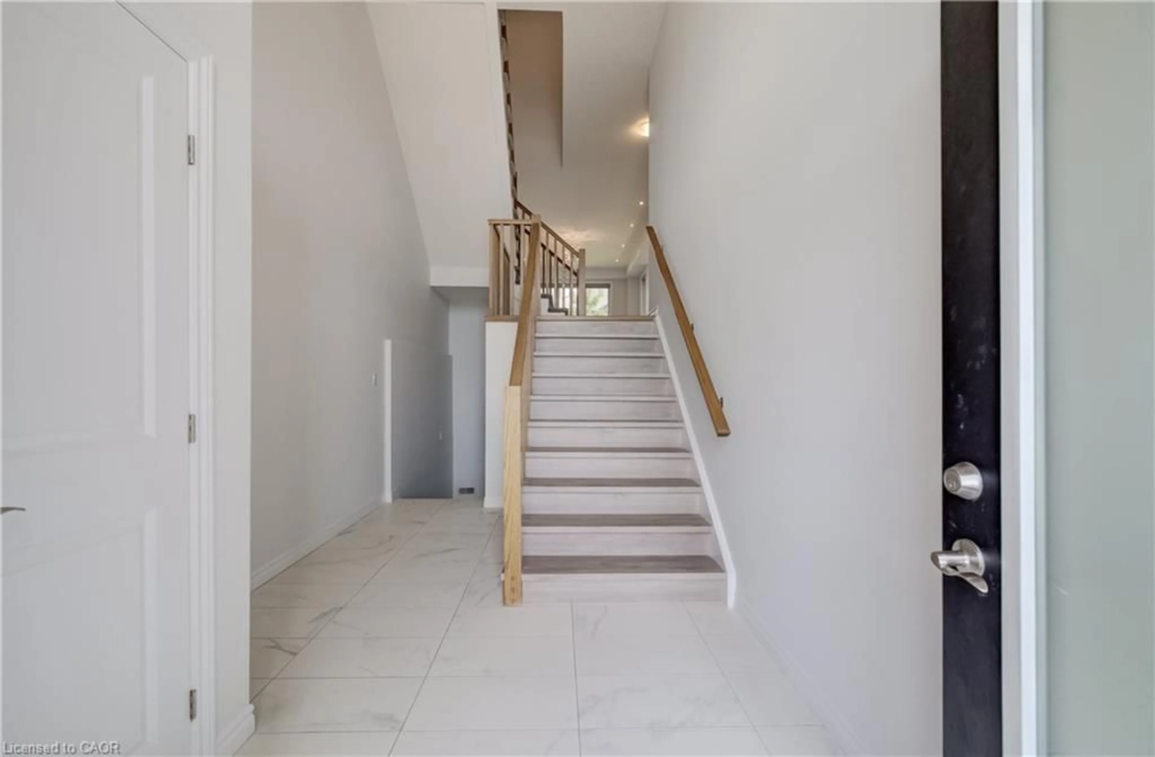Indoor foyer for 912 Blair Creek Crt, Kitchener Ontario N2P 0J1