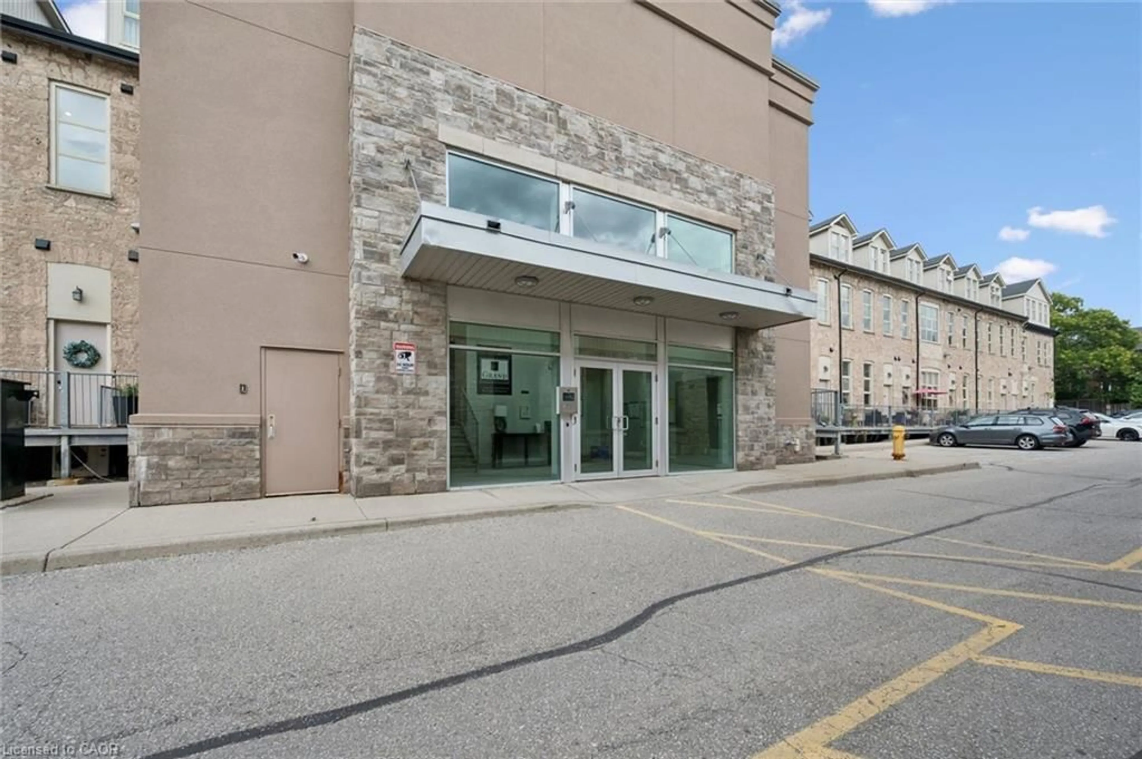 Indoor foyer for 25 Concession St #204, Cambridge Ontario N1R 2G6