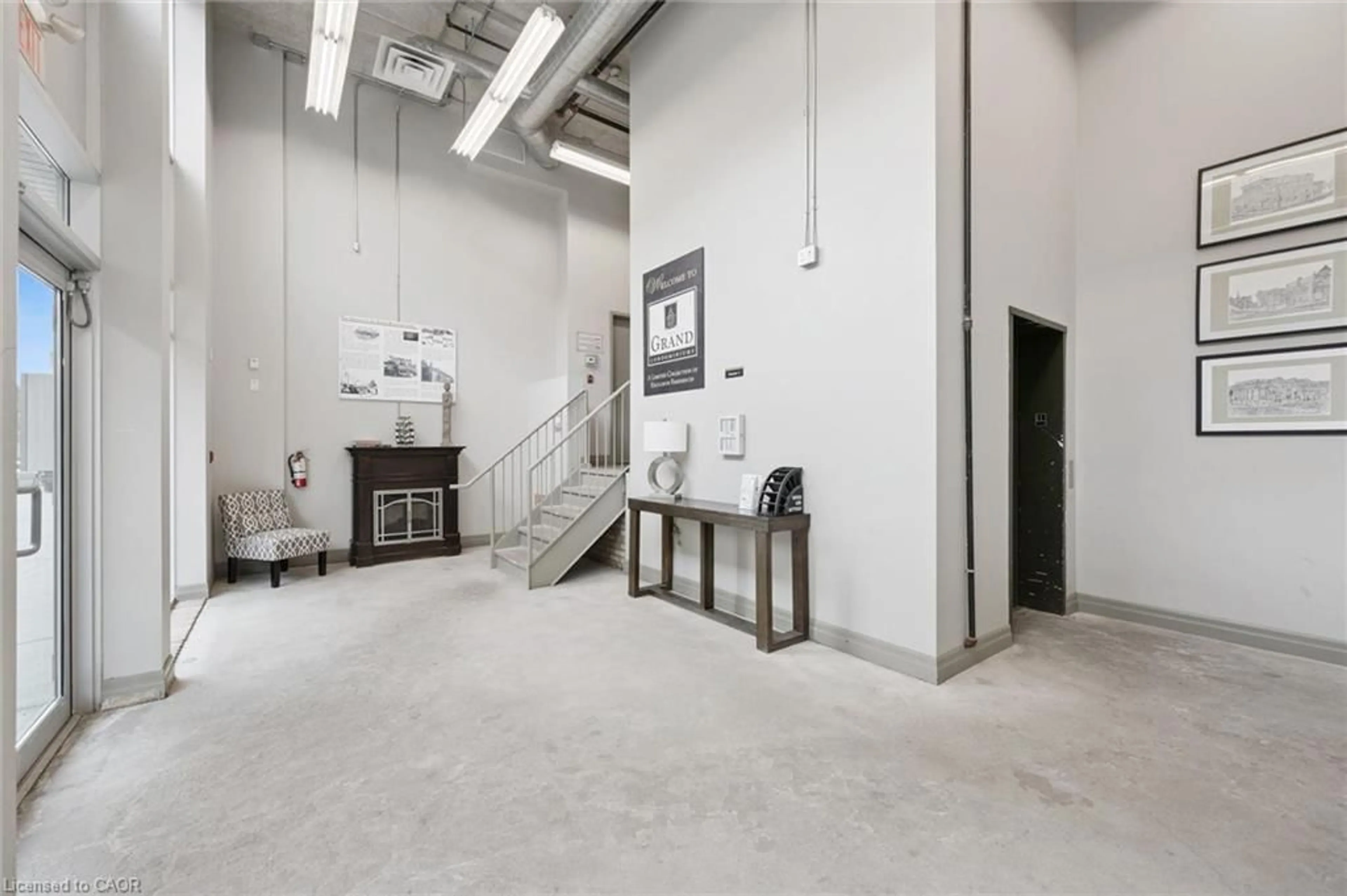 Indoor foyer for 25 Concession St #204, Cambridge Ontario N1R 2G6
