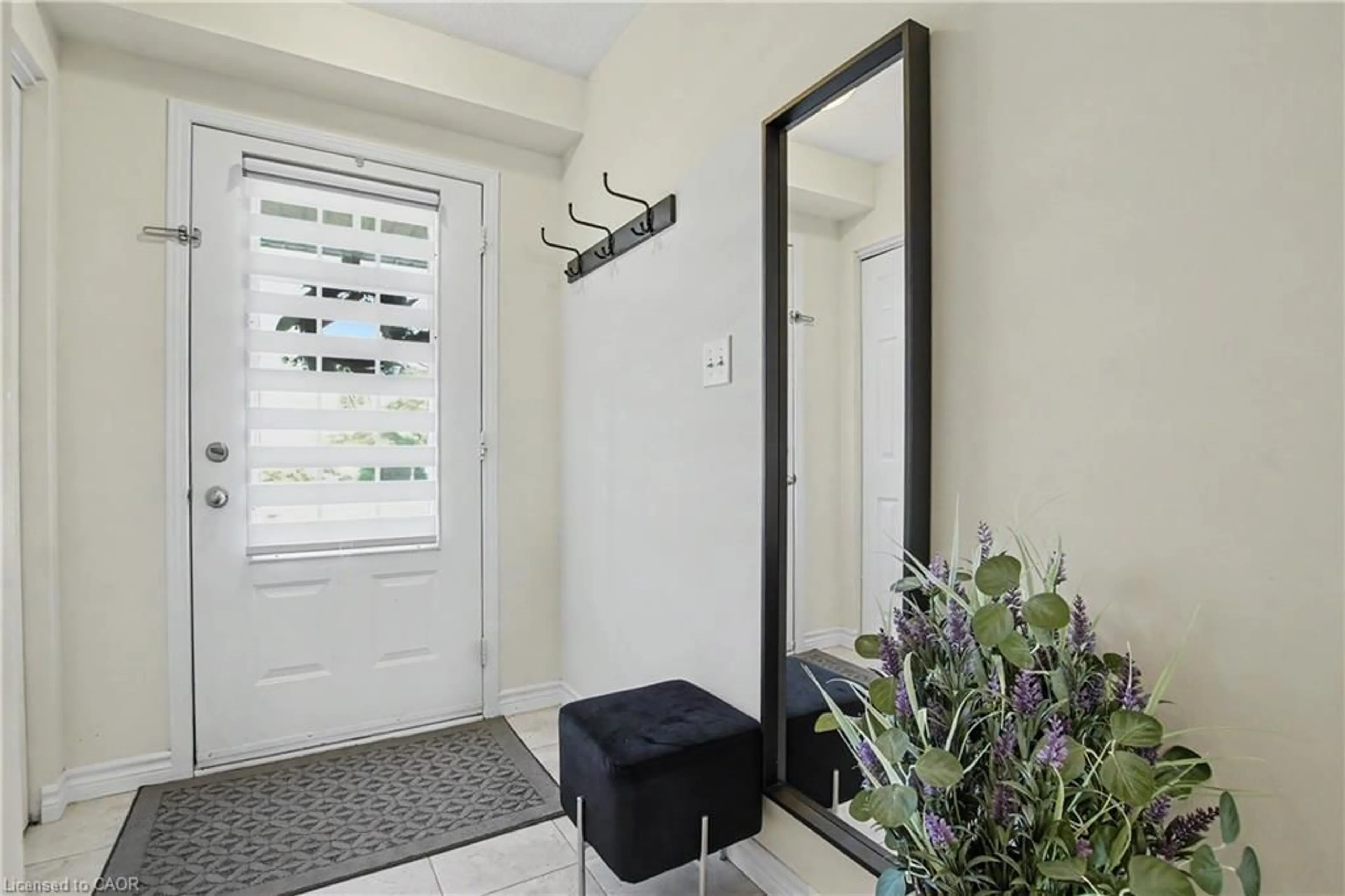 Indoor entryway for 15 Bryan Crt, Kitchener Ontario N2A 4J4