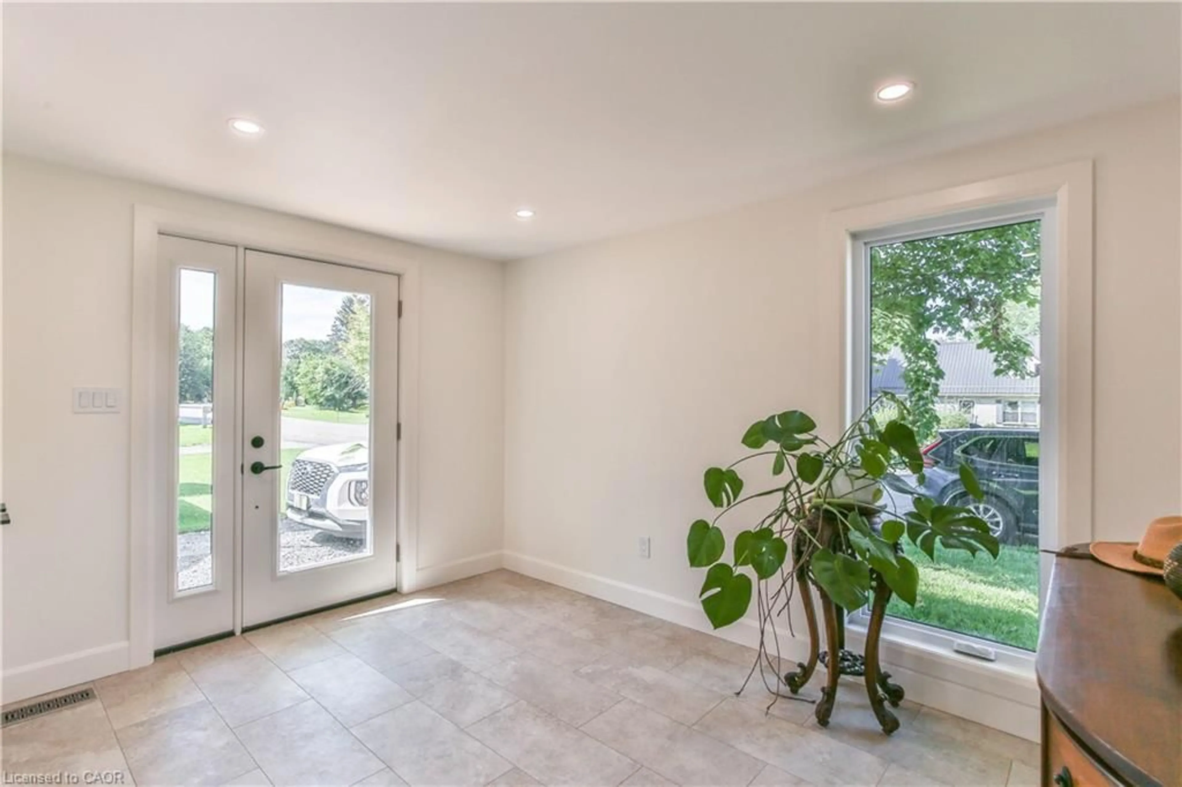 Indoor entryway for 250 Old Highway 24, Waterford Ontario N0E 1Y0
