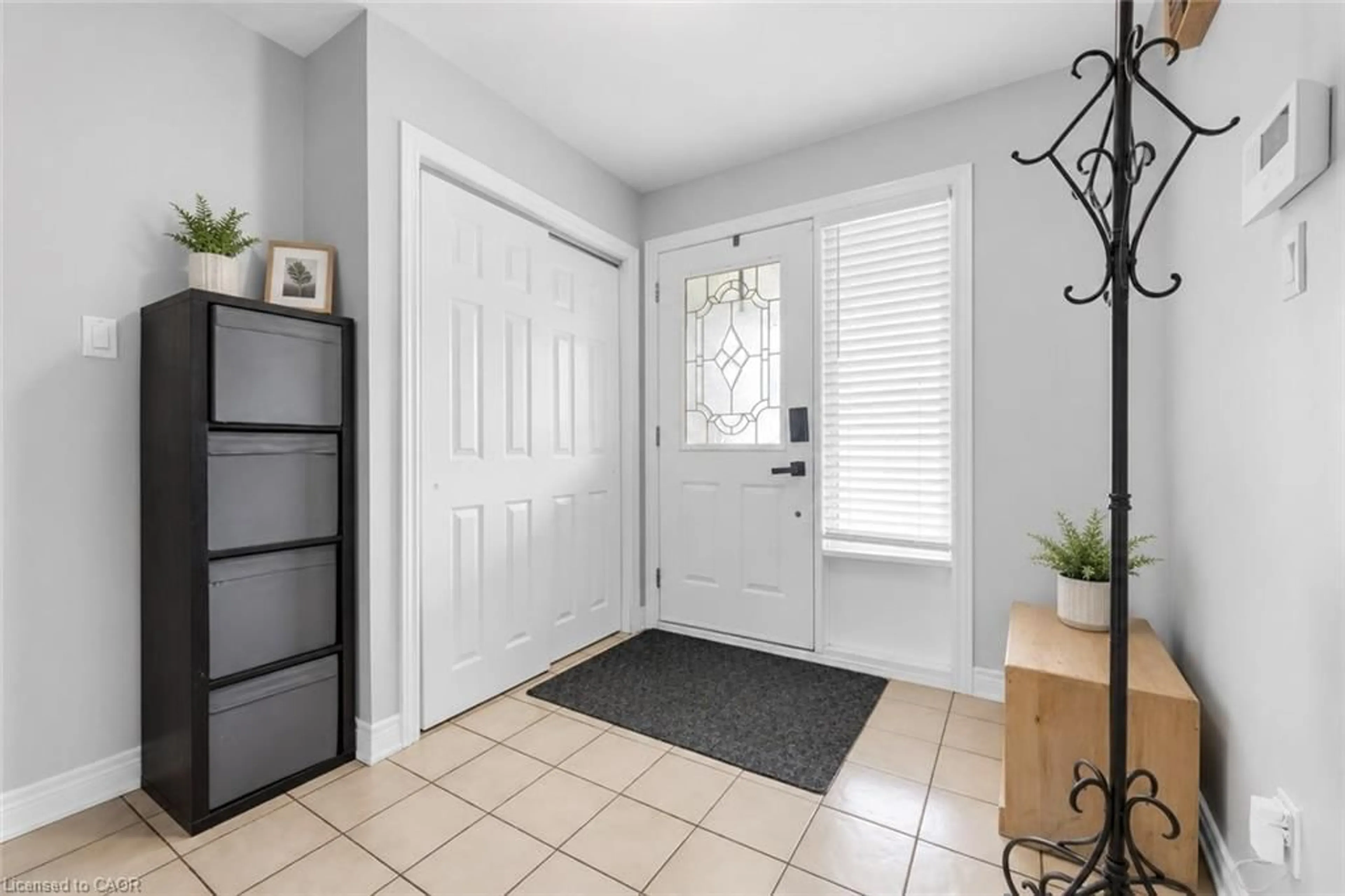 Indoor entryway for 330 Margaret Ave, Stoney Creek Ontario L8E 2J4