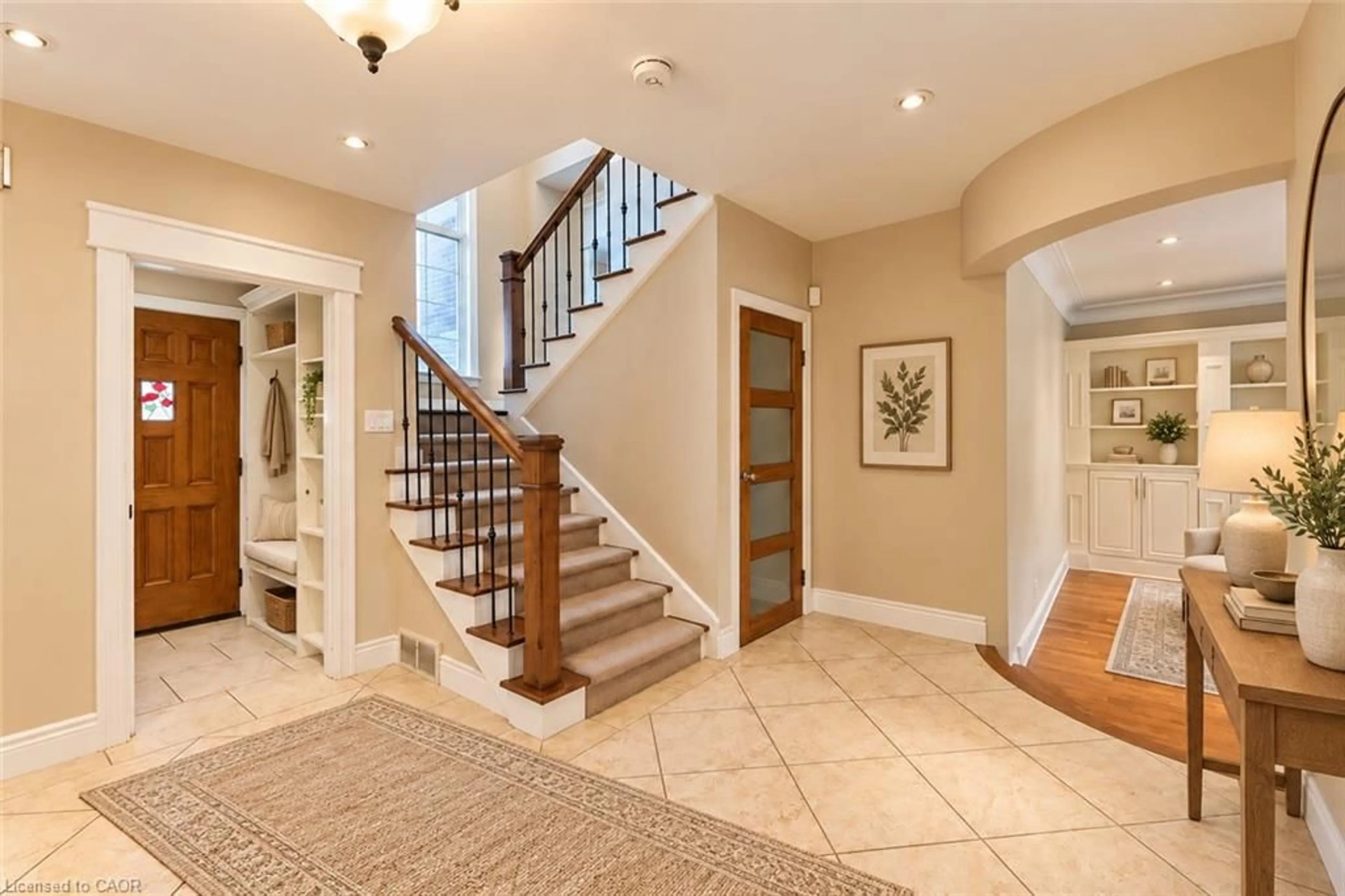 Indoor entryway for 31 Fairleigh Cres, Hamilton Ontario L8M 2L1