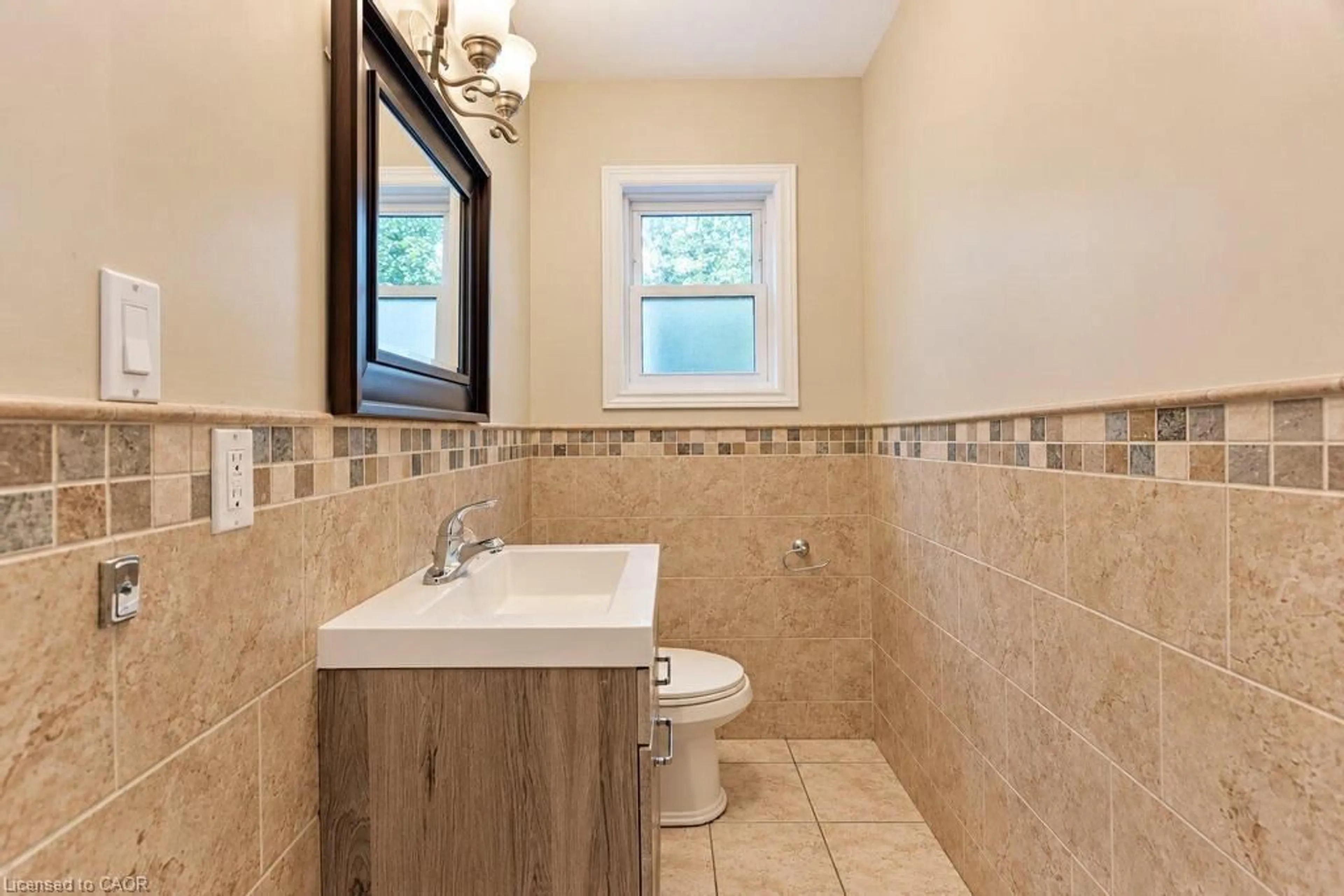 Standard bathroom, ceramic/tile floor for 31 Fairleigh Cres, Hamilton Ontario L8M 2L1