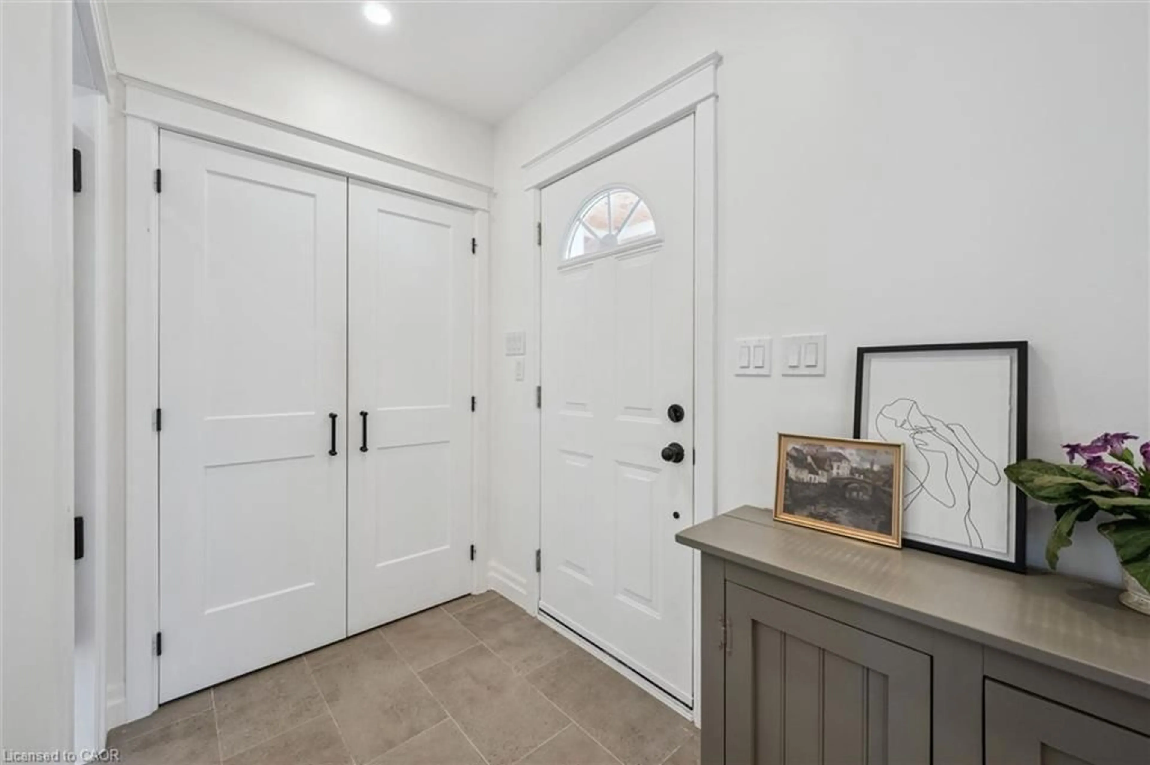 Indoor entryway for 10 Winston Cres, Guelph Ontario N1E 2J9