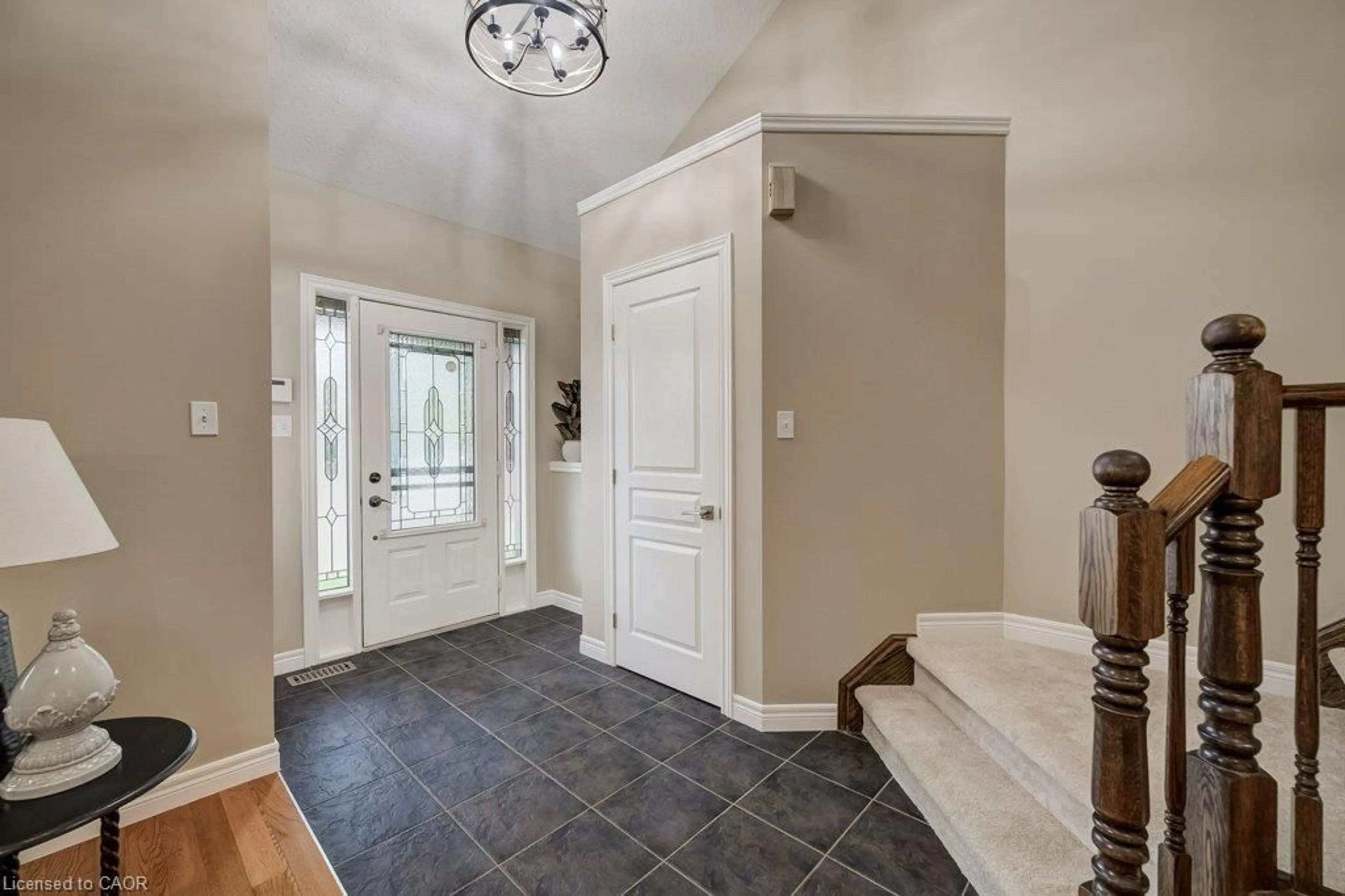 Indoor entryway for 16 Irongate Dr, Paris Ontario N3L 4G4
