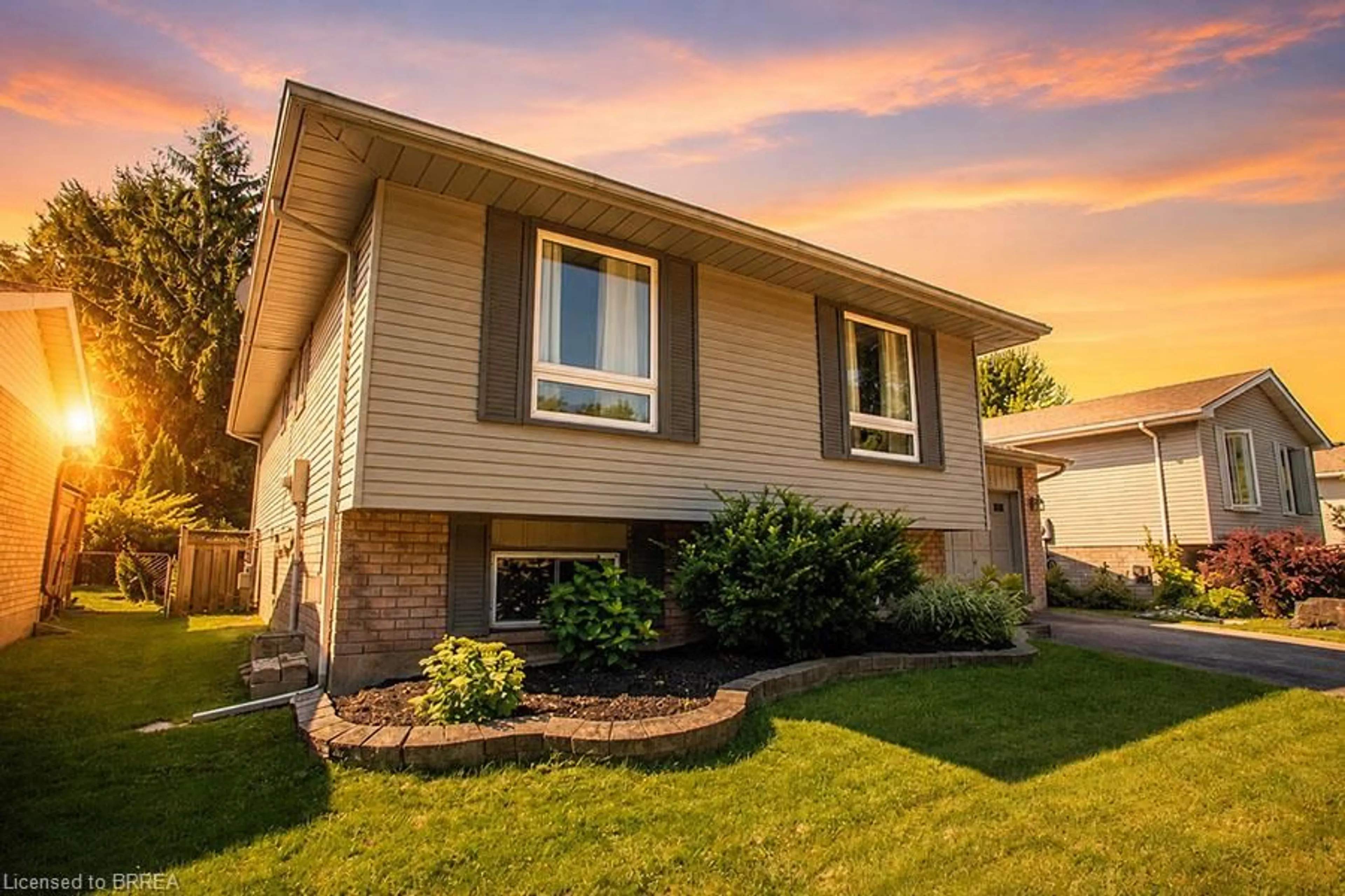 Home with vinyl exterior material, street for 27 Myrtleville Dr, Brantford Ontario N3V 1B9