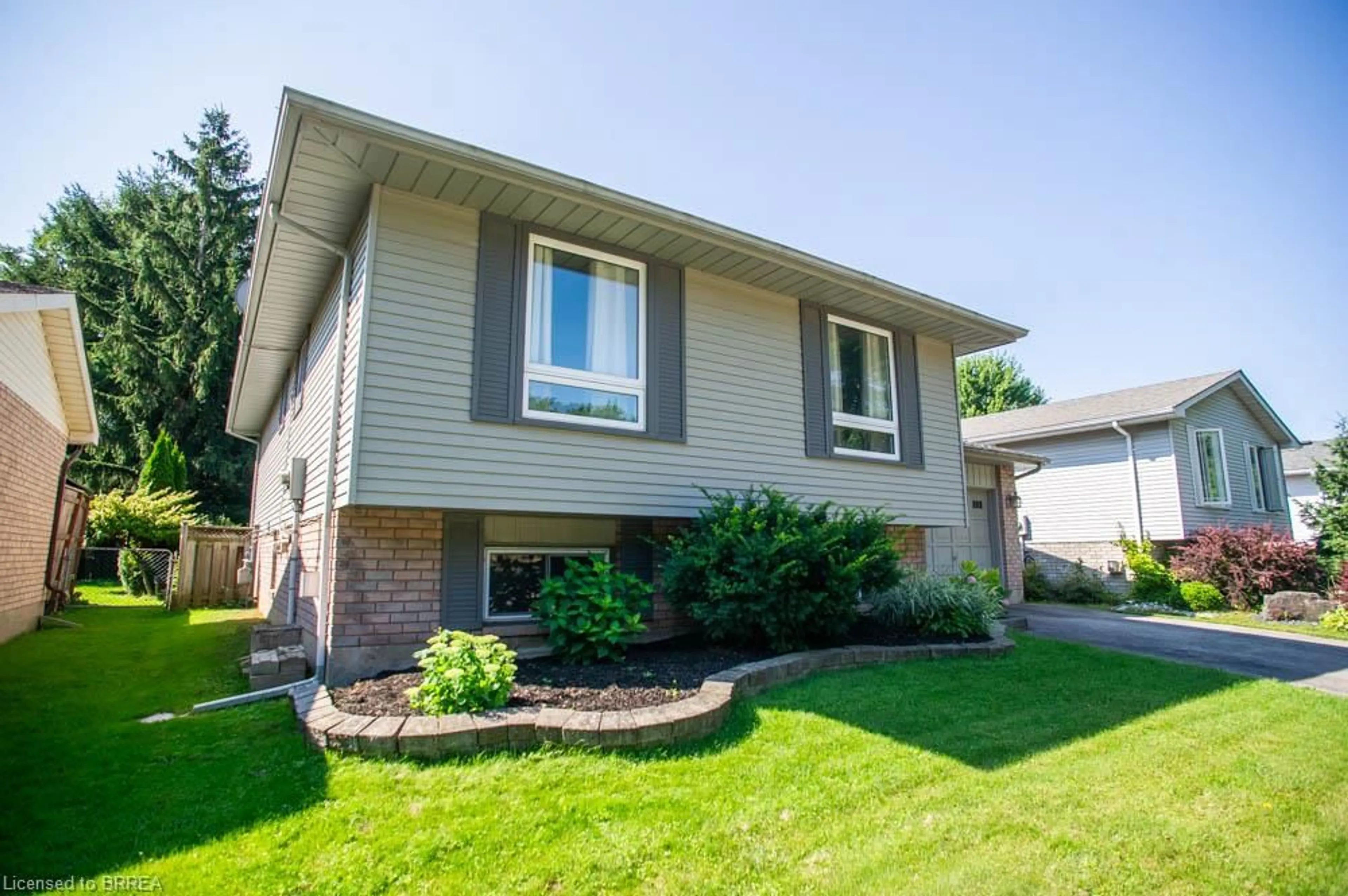 Home with vinyl exterior material, street for 27 Myrtleville Dr, Brantford Ontario N3V 1B9