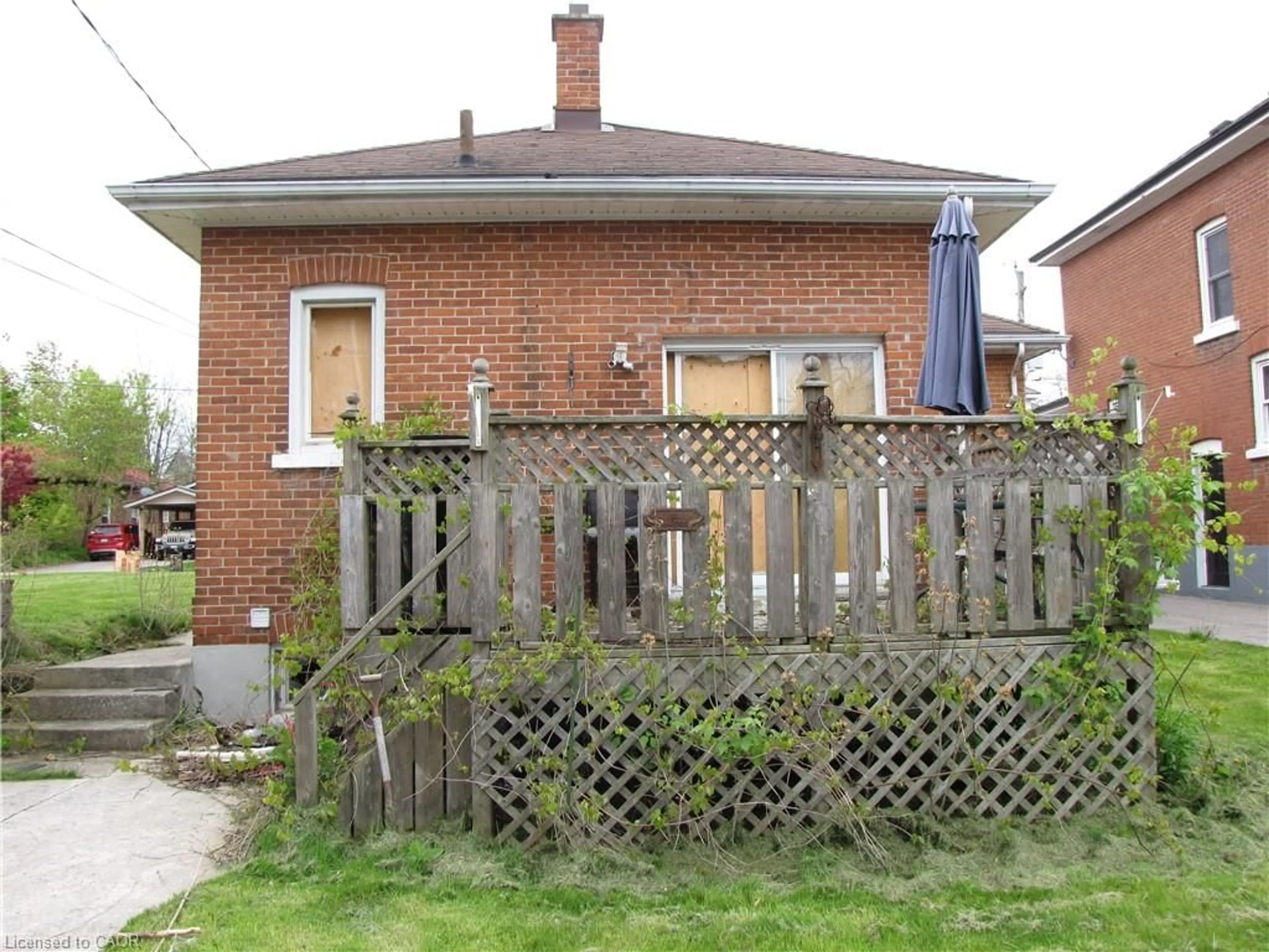 Patio, street for 97 Kent St, Simcoe Ontario N3Y 3S3