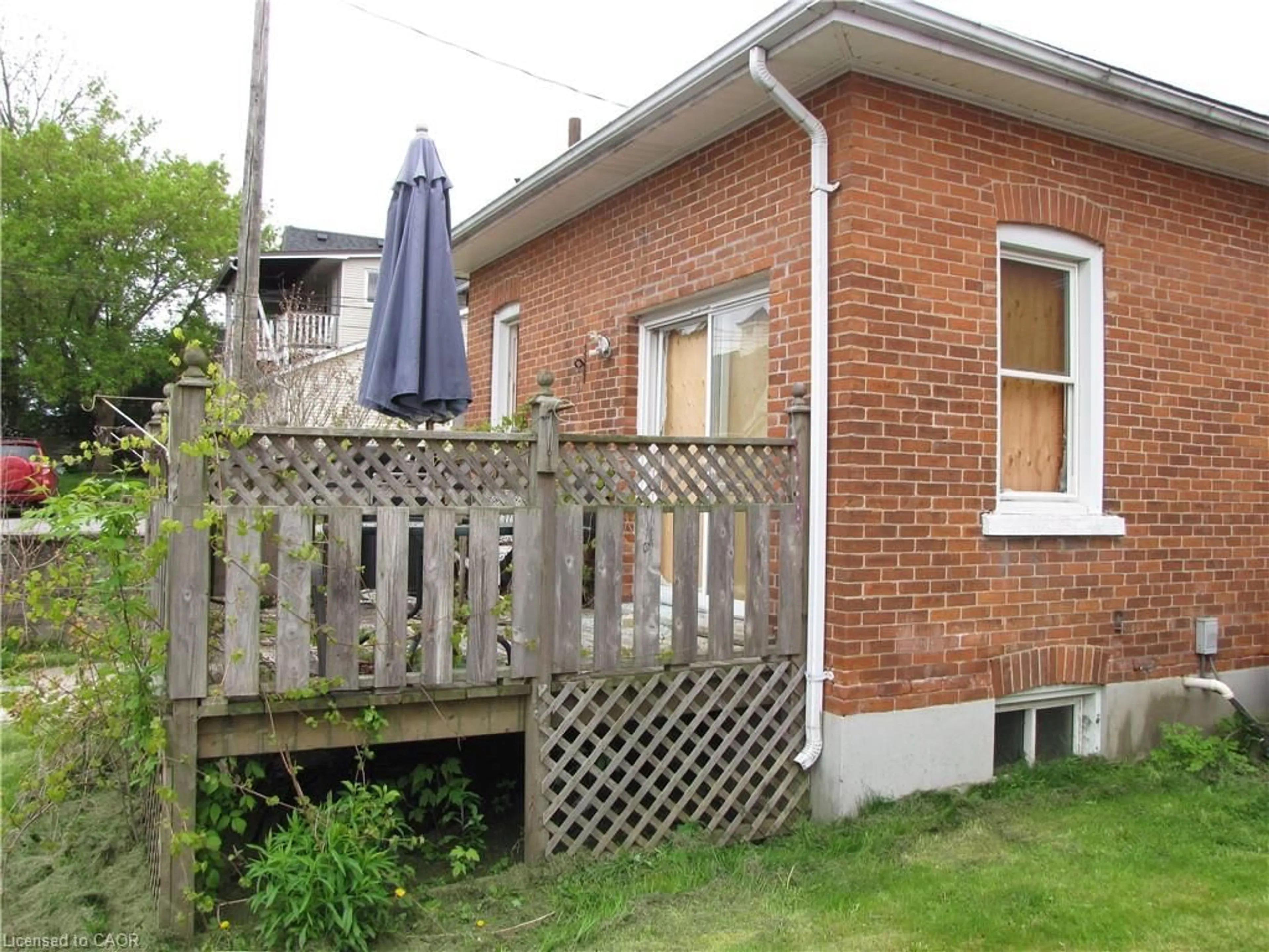 Patio, street for 97 Kent St, Simcoe Ontario N3Y 3S3