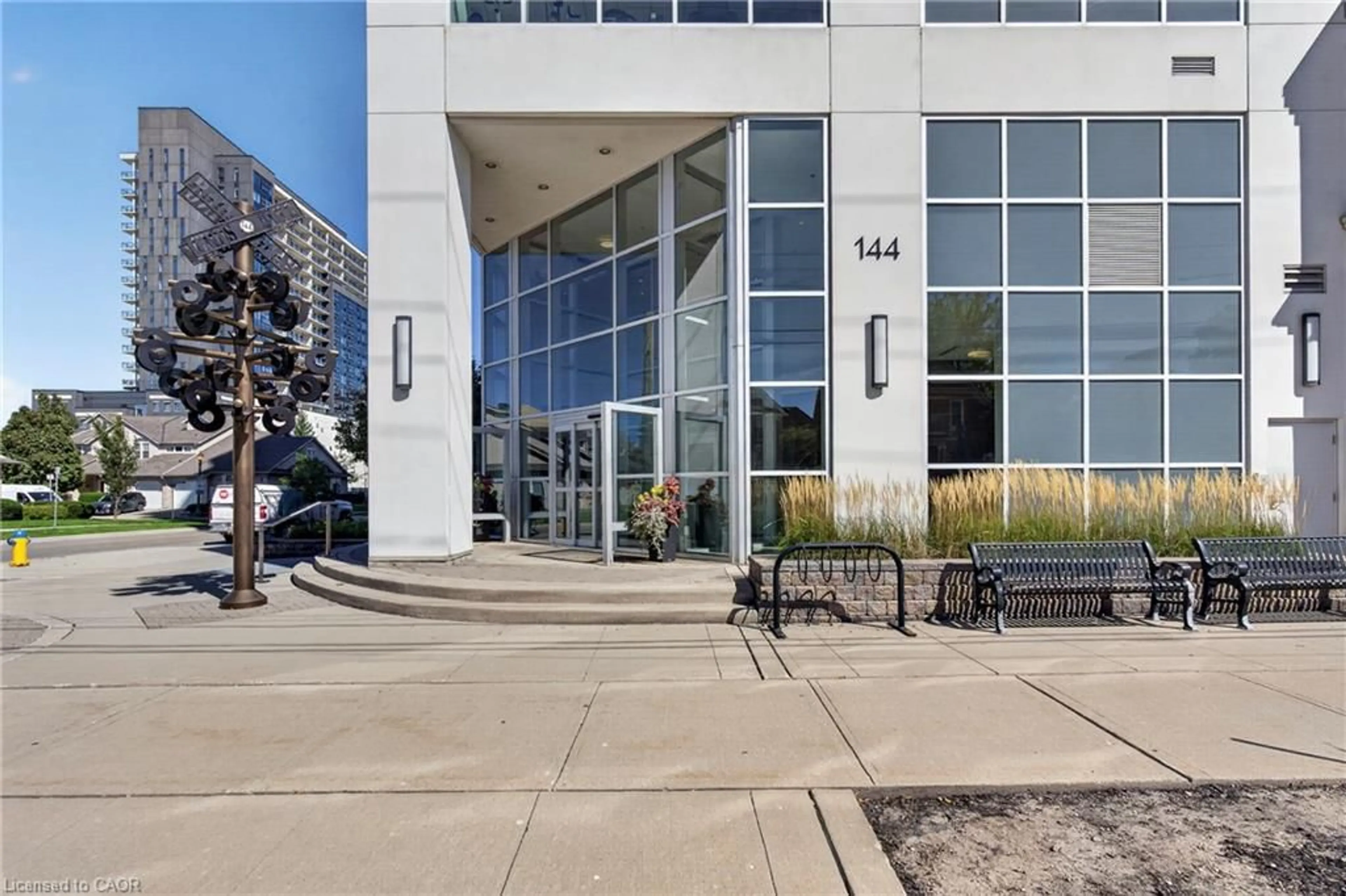 Indoor foyer for 144 Park St #1807, Waterloo Ontario N2L 0B6